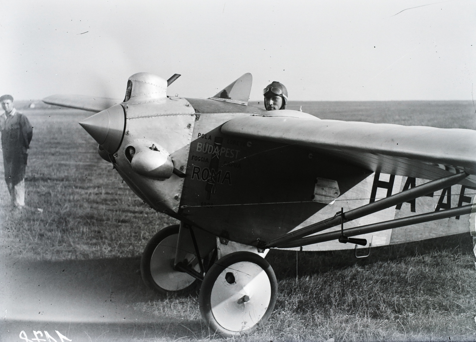 Hungary, Mátyásföld Airport, Budapest XVI., a korszerűsített Róma típusú repülőgépben Bánhidi Antal. Légcsavarkupak, hengerburkolatok és sebességmérő került a gépre. Leltári jelzet: 1178, 1932, Magyar Műszaki és Közlekedési Múzeum / Archívum / Negatívtár / Magyar Nemzeti Múzeum Történeti Képcsarnok gyűjteménye, airplane, Budapest, Fortepan #132580