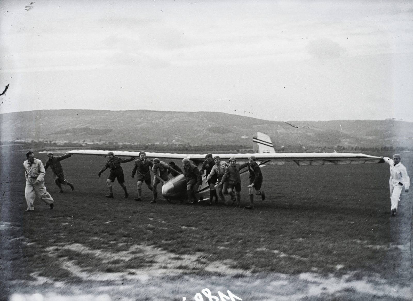 Hungary, Budaörs Airport, Budapest XI., a Nemzeti Repülőnap vitorlázó repülői. Leltári jelzet: 1180, 1940, Magyar Műszaki és Közlekedési Múzeum / Archívum / Negatívtár / Magyar Nemzeti Múzeum Történeti Képcsarnok gyűjteménye, airplane, airport, sailplane, Budapest, Fortepan #132581