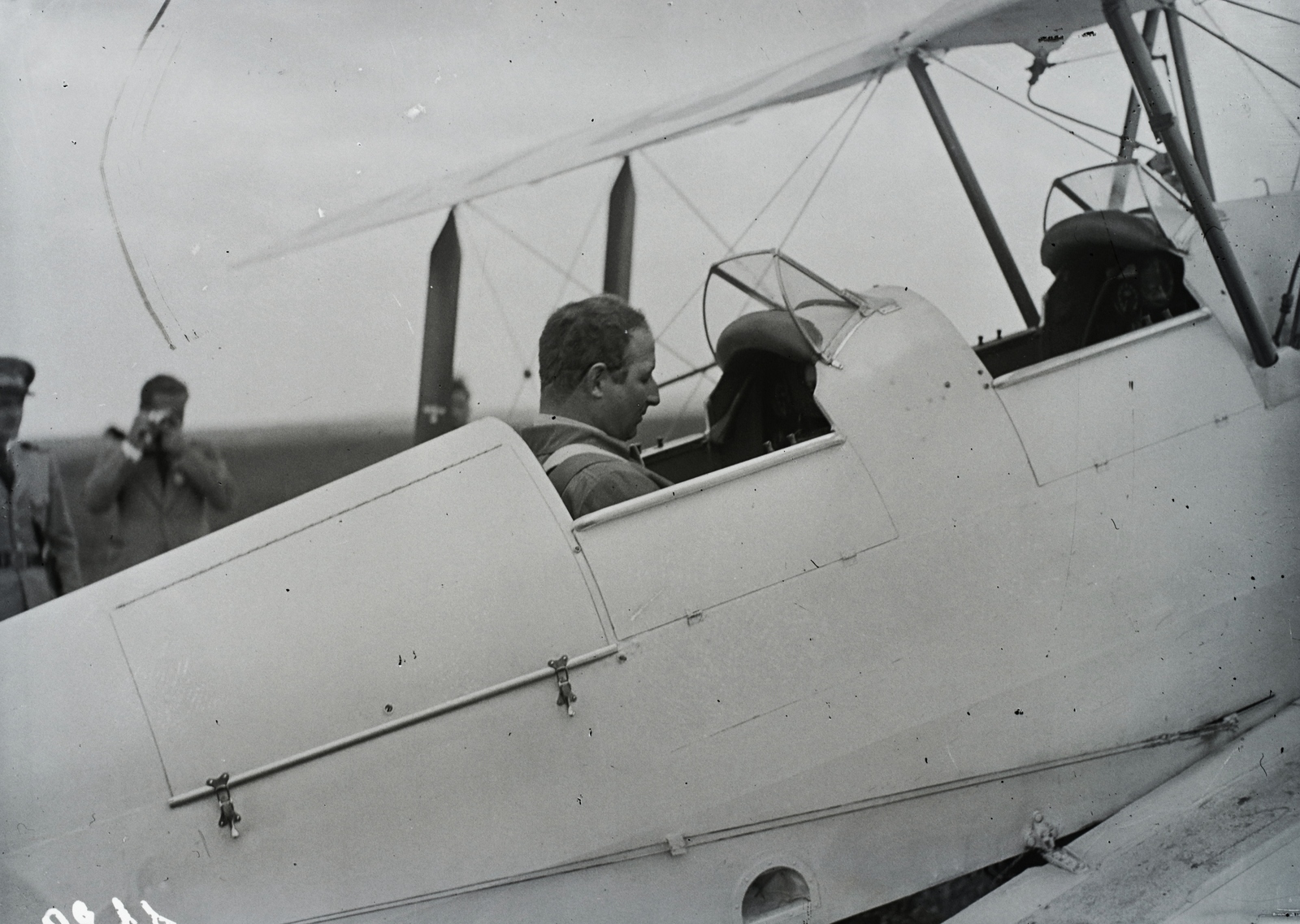 Magyarország, Mátyásföldi repülőtér, Budapest XVI., az 1935 július 11-15 közötti II. Magyar Pilóta Piknik osztrák résztvevője, De Havilland Gipsy Moth repülőgéppel. Leltári jelzet: 1189, 1935, Magyar Műszaki és Közlekedési Múzeum / Archívum / Negatívtár / Magyar Nemzeti Múzeum Történeti Képcsarnok gyűjteménye, repülőgép, De Havilland-márka, Budapest, De Havilland Gipsy Moth, Fortepan #132590