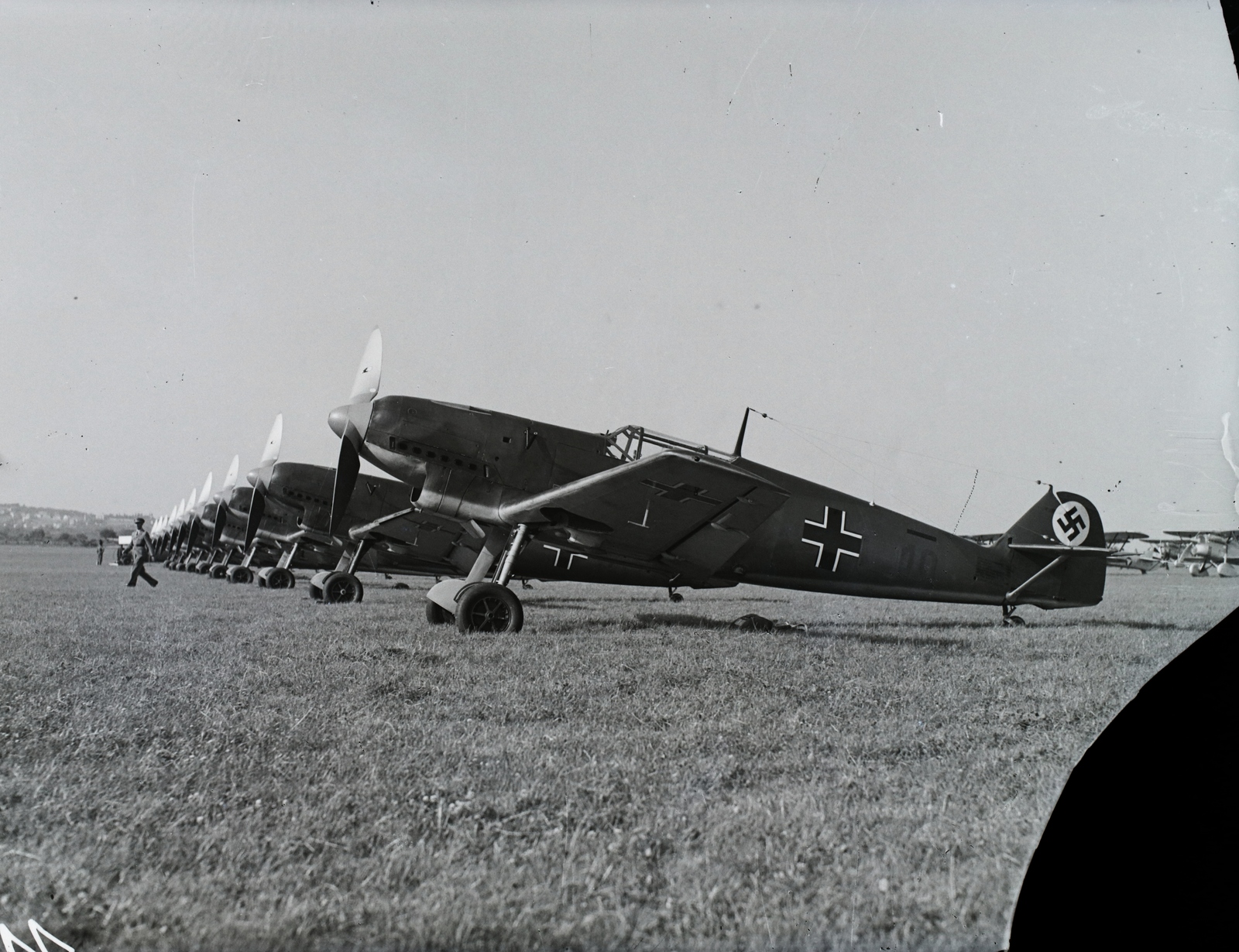 Hungary, Budaörs Airport, Budapest XI., német Messerschmitt vadászrepülők a bemutatón. Leltári jelzet: 1190, 1937, Magyar Műszaki és Közlekedési Múzeum / Archívum / Negatívtár / Magyar Nemzeti Múzeum Történeti Képcsarnok gyűjteménye, airplane, fighter plane, swastica, Messerschmitt-brand, airs how, Budapest, Fortepan #132591