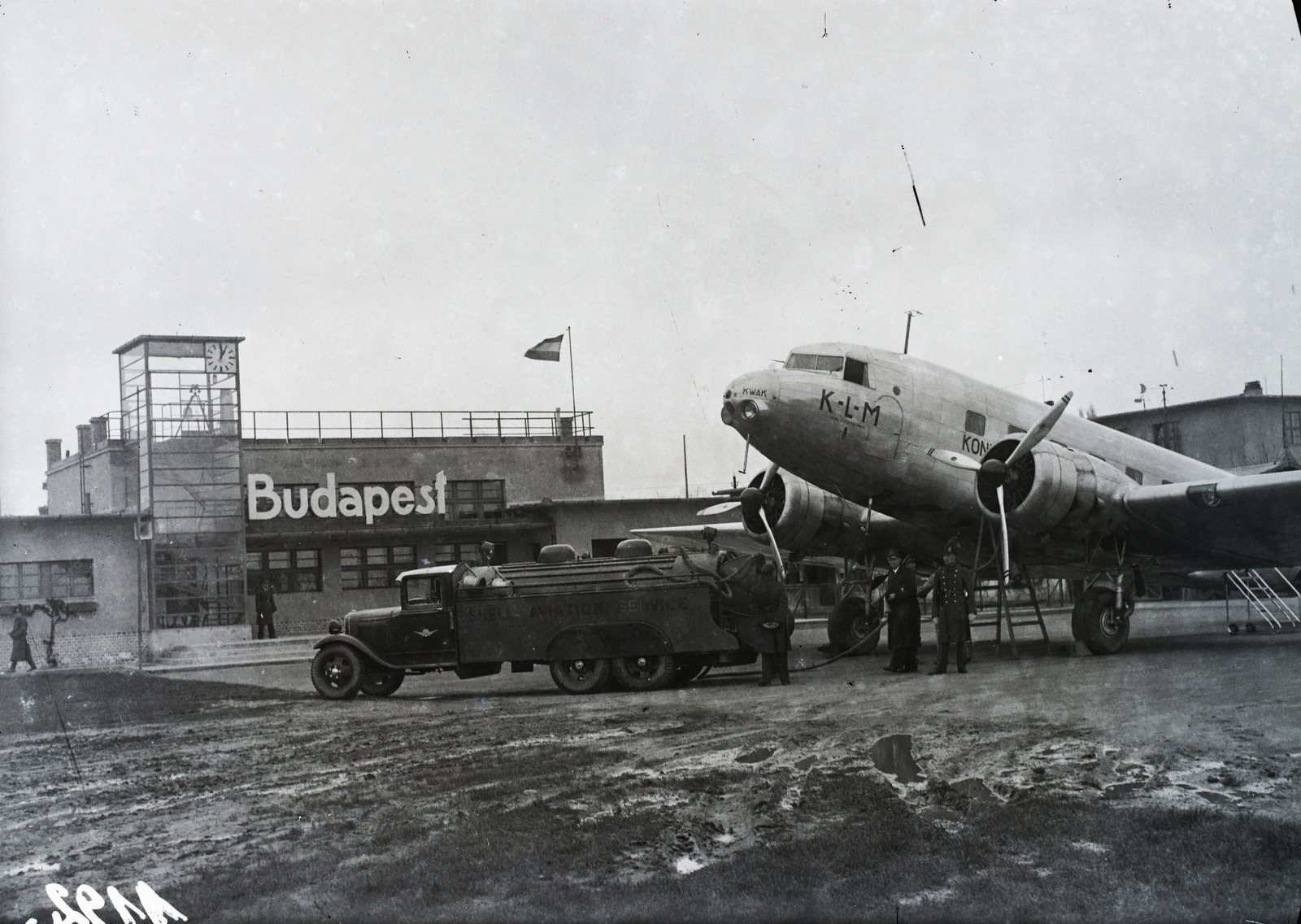 Hungary, Mátyásföld Airport, Budapest XVI., a KLM holland királyi légitársaság indonéziai járatának Douglas DC-2- 115 E típusú utasszállító repülőgépe az átépített repülőtéren. Balra az üvegezett meteorológiai észlelő torony és fogadócsarnok. Leltári jelzet: 1192, 1936, Magyar Műszaki és Közlekedési Múzeum / Archívum / Negatívtár / Magyar Nemzeti Múzeum Történeti Képcsarnok gyűjteménye, KLM Royal Dutch Airlines, Budapest, Douglas-brand, Fortepan #132593