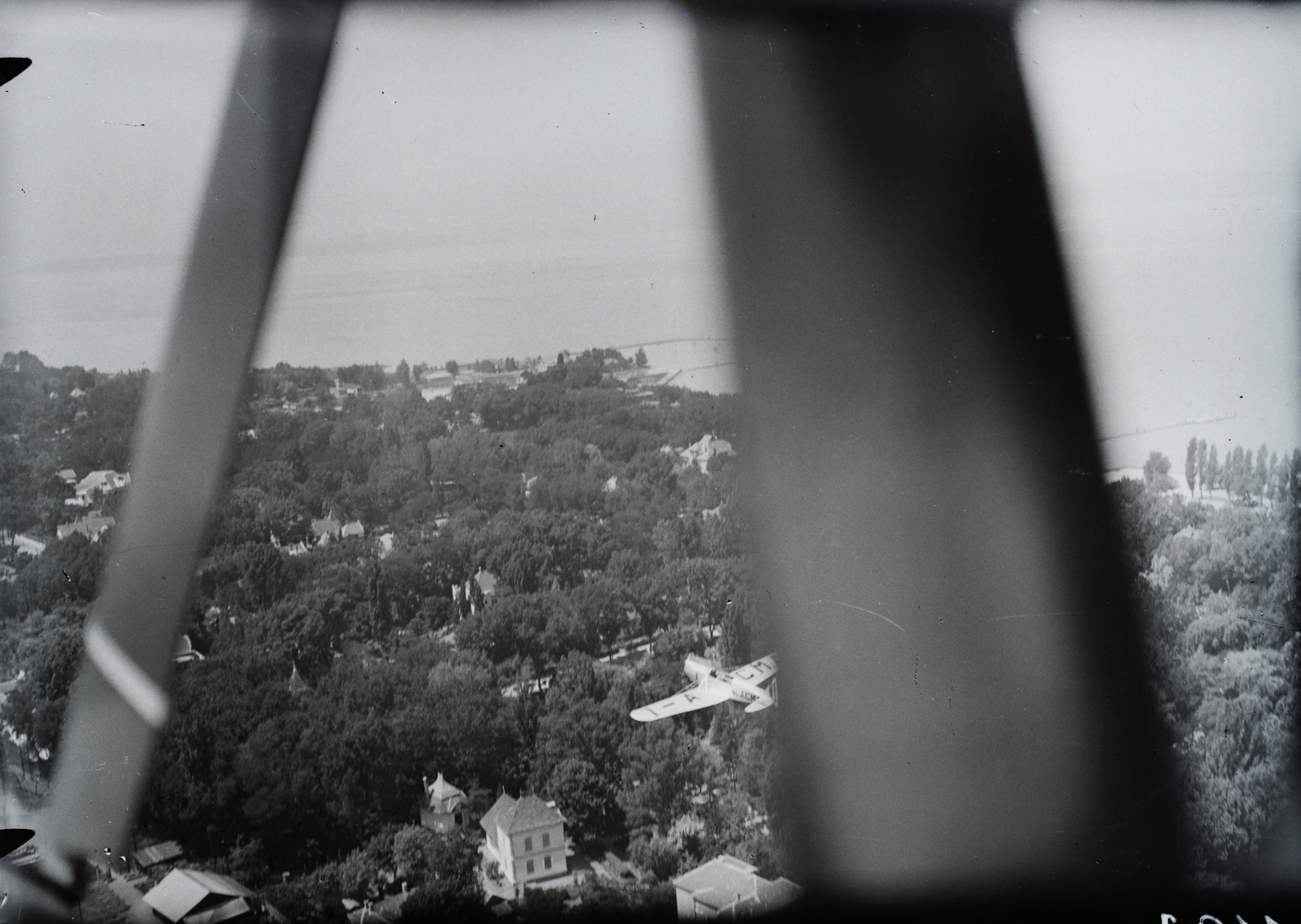 Magyarország,Balaton, Siófok, légifotó, a város felett készült 1935. június 9-10 között, az osztrák Aero Szövetség által rendezett pünkösdi körrepülésen. Kilátás az egyik résztvevő Gerle típusú repülőgépéből, alatta egy olasz résztvevő Breda 39 típusú repülőgépe. Leltári jelzet: 1193, 1935, Magyar Műszaki és Közlekedési Múzeum / Archívum / Negatívtár / Magyar Nemzeti Múzeum Történeti Képcsarnok gyűjteménye, légi felvétel, Fortepan #132594