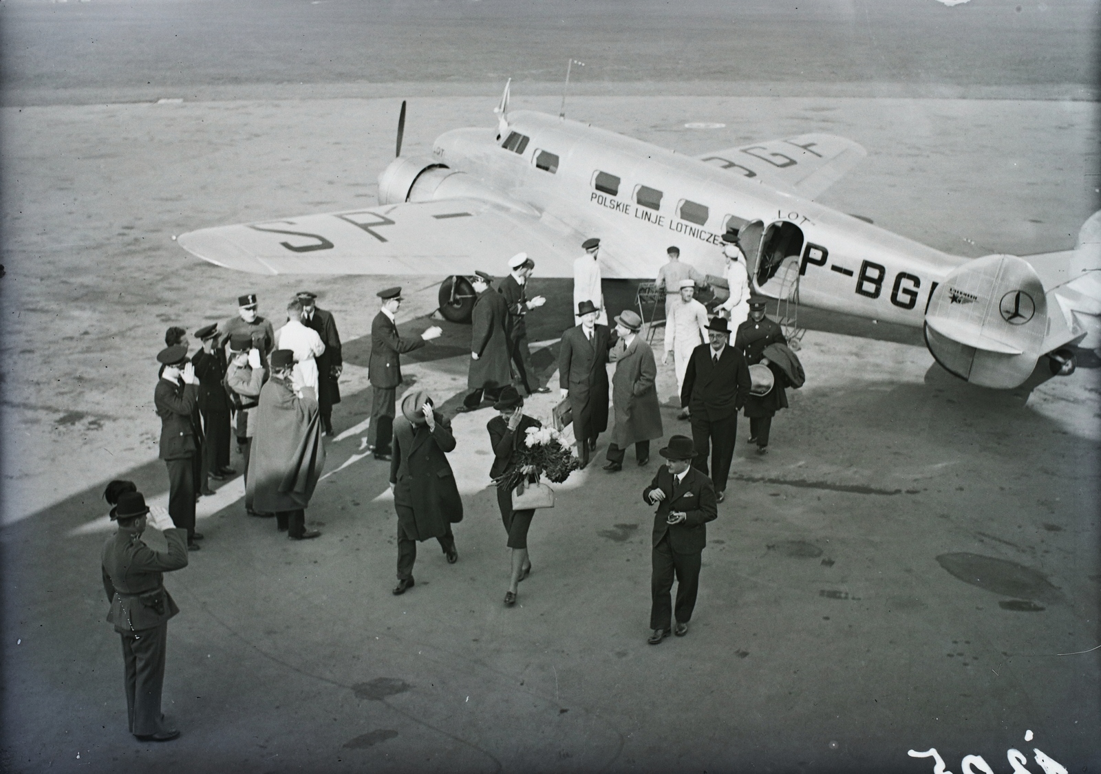 Hungary, Budaörs Airport, Budapest XI., a lengyel légforgalmi társaság amerikai kétmotoros, Lockheed gyártmányú forgalmi repülőgépe. A géppel érkezett Varsóból Michał Łubieński lengyel külügyminiszter 1938. október 19-én. Leltári jelzet: 12025, 1938, Magyar Műszaki és Közlekedési Múzeum / Archívum / Negatívtár / Magyar Nemzeti Múzeum Történeti Képcsarnok gyűjteménye, airplane, salute, Lockheed-brand, bouquet, Budapest, registration mark, Lockheed Electra, Fortepan #132603