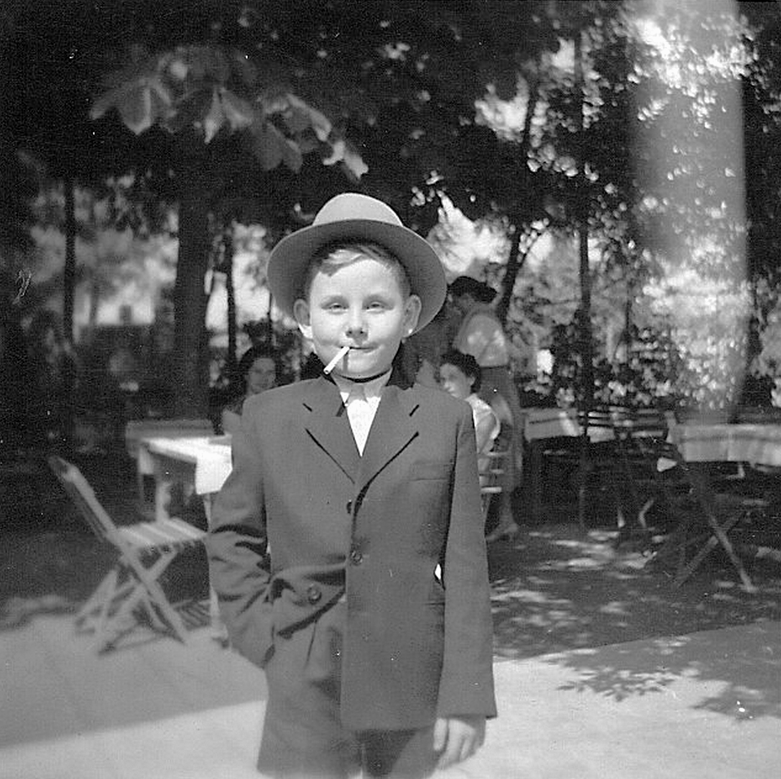 Hungary, Budapest IV., Újpest, Brunovszky Vendéglő., 1957, Péter Gábor, hospitality, kid, cigarette, smoking, restaurant, Budapest, Fortepan #13261