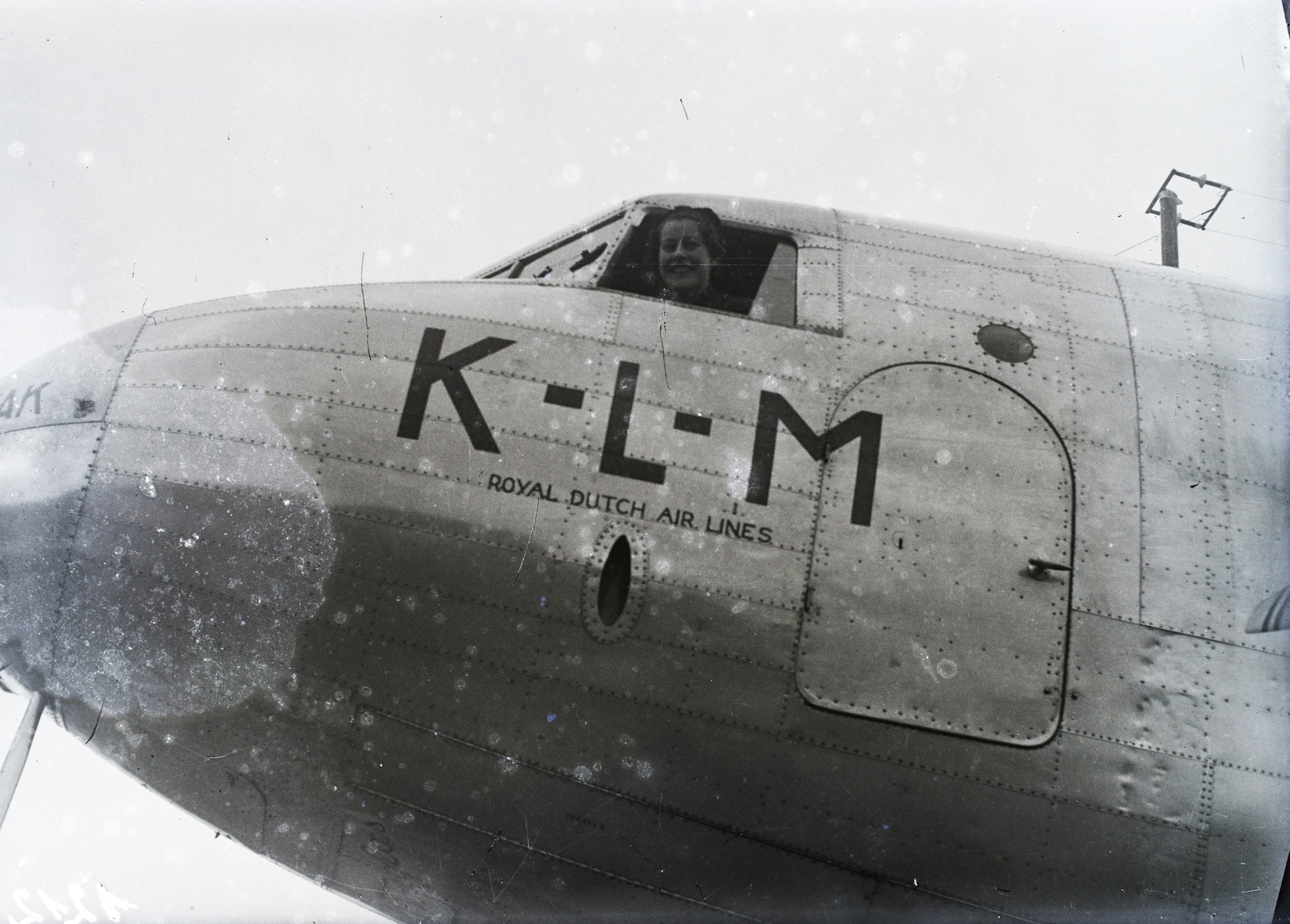 Hungary, Mátyásföld Airport, Budapest XVI., a KLM holland királyi légitársaság indiai járatának Douglas DC-2- 115 E típusú utasszállító repülőgépe az átépített repülőtéren. Leltári jelzet: 1212, 1936, Magyar Műszaki és Közlekedési Múzeum / Archívum / Negatívtár / Magyar Nemzeti Múzeum Történeti Képcsarnok gyűjteménye, KLM Royal Dutch Airlines, Budapest, Douglas-brand, Fortepan #132610