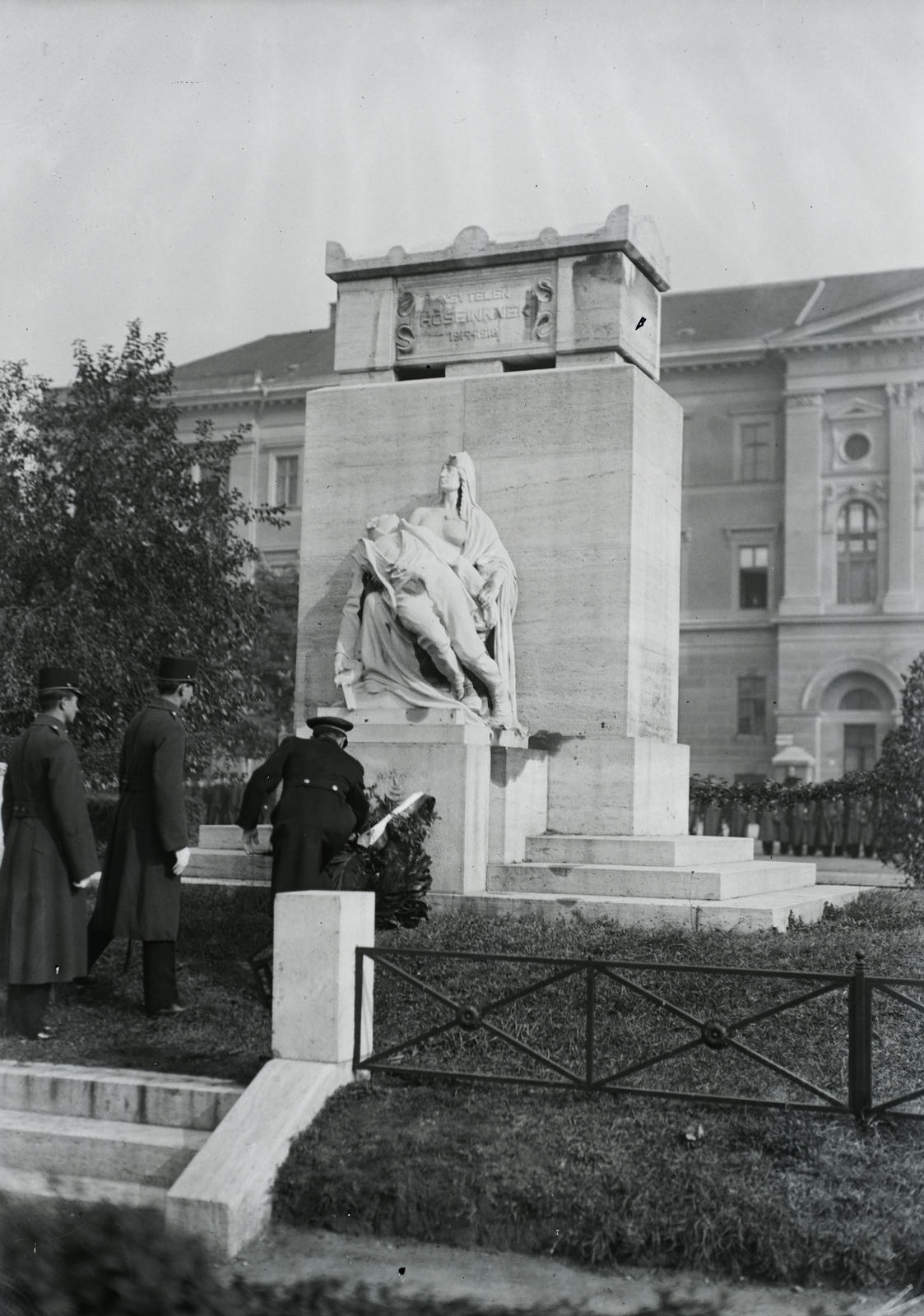 Hungary, Budapest VIII., Ludovika tér, a Névtelen hősök emlékműve (Horvay János, 1924.). Leltári jelzet: 1317, 1935, Magyar Műszaki és Közlekedési Múzeum / Archívum / Negatívtár / Magyar Nemzeti Múzeum Történeti Képcsarnok gyűjteménye, Budapest, wreathing, Fortepan #132631