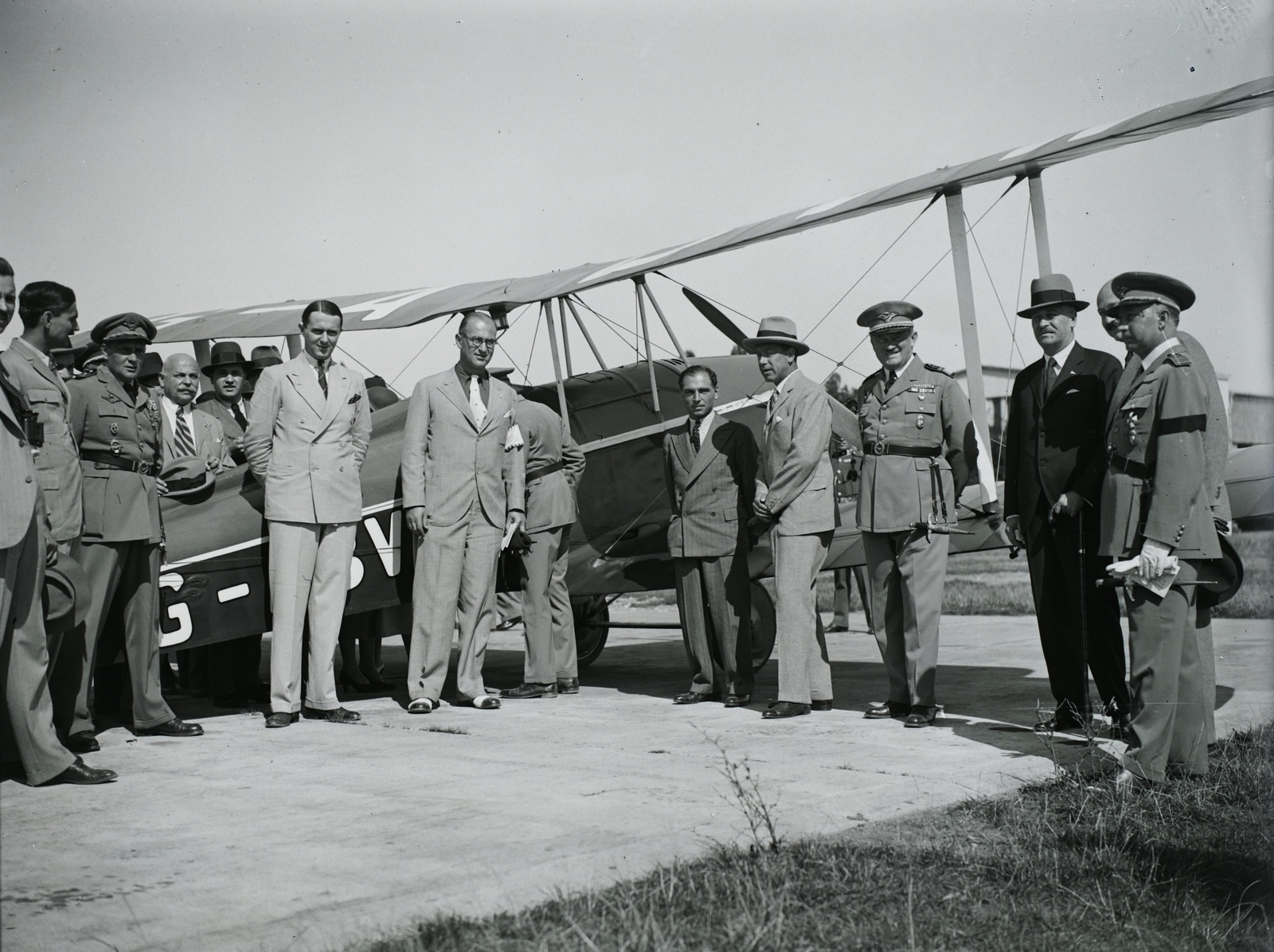 Hungary, Mátyásföld Airport, Budapest XVI., az első Magyar Pilóta Piknik egyik angol résztvevője, Mr Laurence Lipton megérkezése után DH60G III MOTH típusú repülőgépe előtt (középen). Tőle jobbra Albrecht főherceg, vitéz Rákosy Gxörgy a Légügyi Hivatal főigazgatója, Vermes Gyula a Magyar Touring Club elnöke és Kirchknopf Ernő a Magyar Touring Club főtitkára. A felvétel 1934. szeptember 15-én készült. Leltári jelzet: 1321, 1934, Magyar Műszaki és Közlekedési Múzeum / Archívum / Negatívtár / Magyar Nemzeti Múzeum Történeti Képcsarnok gyűjteménye, airplane, De Havilland-brand, Budapest, Fortepan #132635