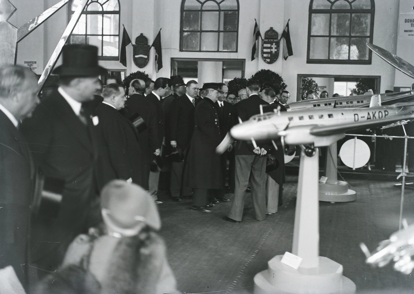 Hungary, International Fair, Budapest XIV., Iparcsarnok, a kiscsarnokban 1938. április 29 – május 9. között tartott Repülőgépkiállítás. Középen Horthy Miklós kormányzó. Leltári jelzet: 1338, 1938, Magyar Műszaki és Közlekedési Múzeum / Archívum / Negatívtár / Magyar Nemzeti Múzeum Történeti Képcsarnok gyűjteménye, crest, model plane, Budapest, Fortepan #132648