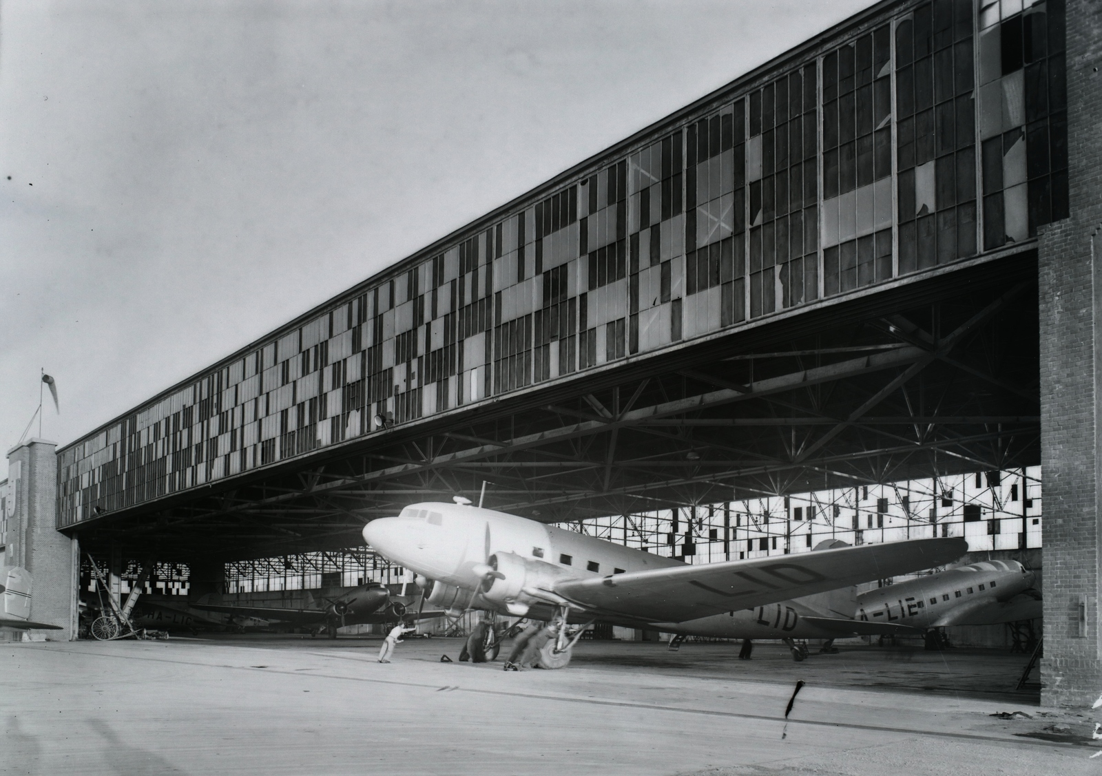 Hungary, Budaörs Airport, Budapest XI., a Magyar–Szovjet Polgári Légiforgalmi Részvénytársaság (Maszovlet) Liszunov Li-2P típusú repülőgépei a hangárban. Leltári jelzet: 1340, 1946, Magyar Műszaki és Közlekedési Múzeum / Archívum / Negatívtár / Magyar Nemzeti Múzeum Történeti Képcsarnok gyűjteménye, Lisunov-brand, Budapest, Fortepan #132649