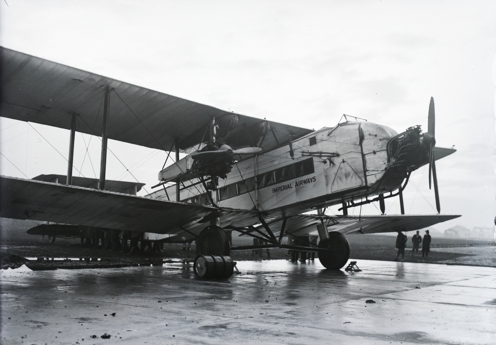 Hungary, Mátyásföld Airport, Budapest XVI., az Imperial Airways angol légiforgalmi társaság City of Budapest nevű Armstrong Whitworth Argosy típusú repülőgépe, mely Esmond Harmsworth-t hozta Budapestre. Leltári jelzet: 1345, 1928, Magyar Műszaki és Közlekedési Múzeum / Archívum / Negatívtár / Magyar Nemzeti Múzeum Történeti Képcsarnok gyűjteménye, airplane, propeller, Armstrong Whitworth-brand, biplane, Budapest, Imperial Airways, Fortepan #132652