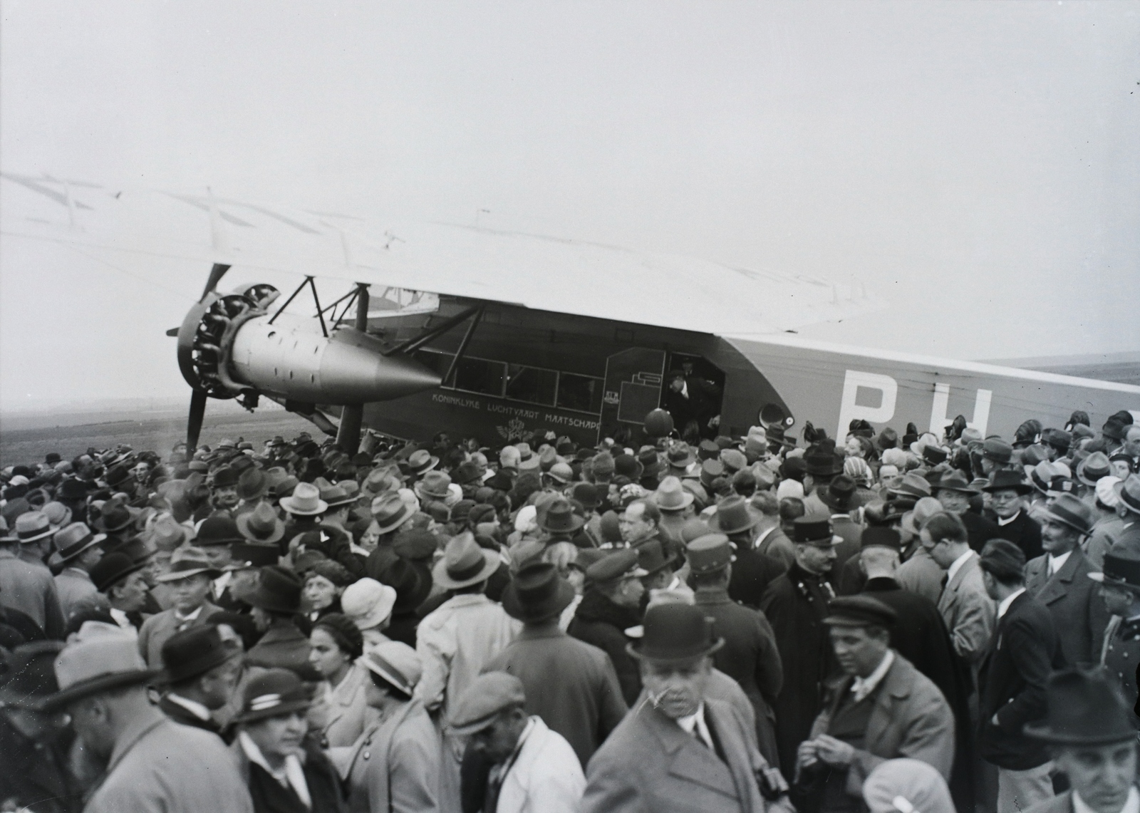 Hungary, Mátyásföld Airport, Budapest XVI., Fokker F IX/3 típusú, 410 LE motorral felszerelt, a holland légitársaság Délkelet-Ázsiába tartó repülőgépének fogadására öszzegyűltek, 1933. május 4-én. Leltári jelzet: 1348, 1933, Magyar Műszaki és Közlekedési Múzeum / Archívum / Negatívtár / Magyar Nemzeti Múzeum Történeti Képcsarnok gyűjteménye, airplane, KLM Royal Dutch Airlines, Budapest, Fortepan #132655