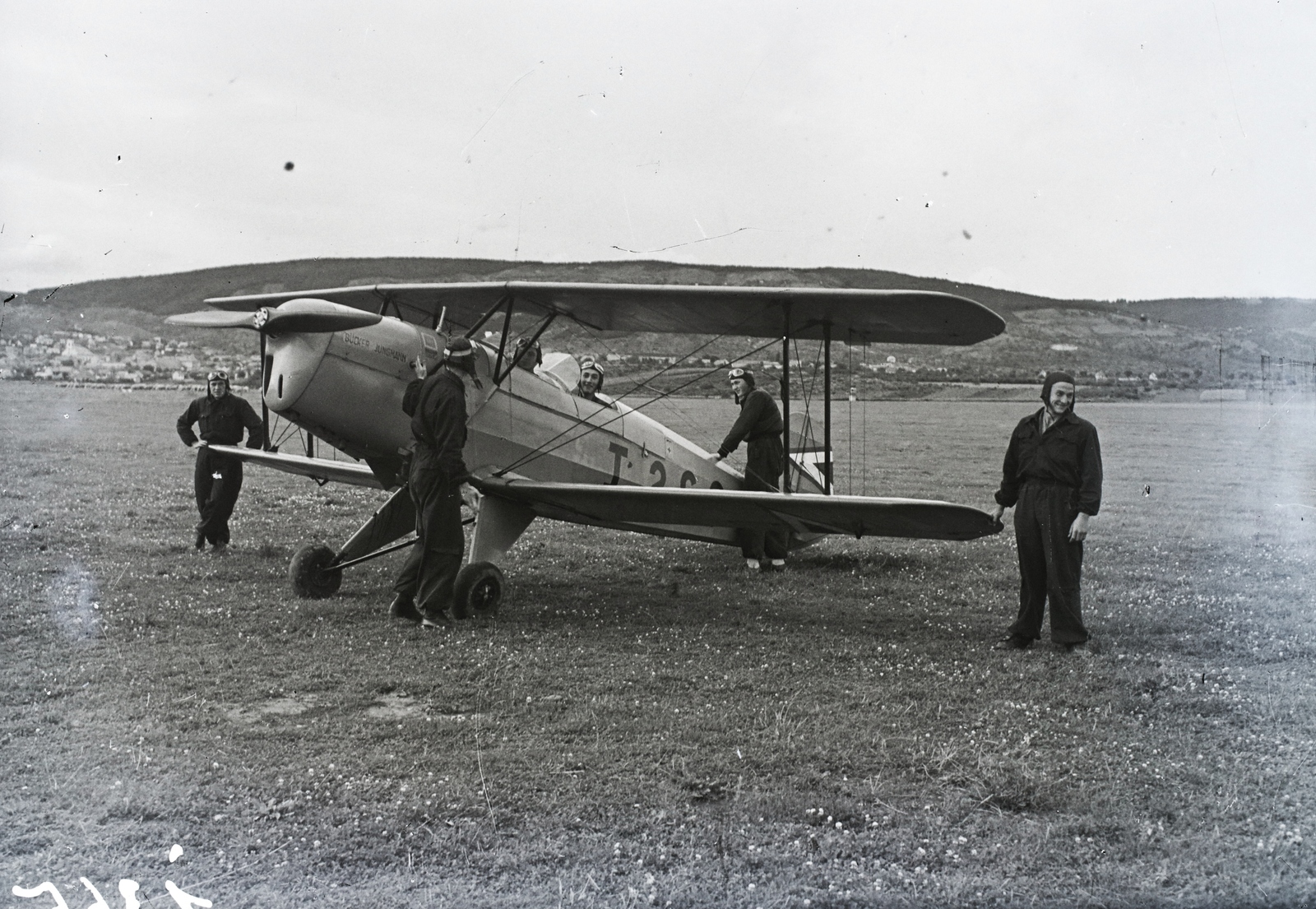 Hungary, Budaörs Airport, Budapest XI., a Horthy Miklós Nemzeti Repülő Alap kiképző kerete iskolarepülőgépükkel, Bücker Bü 131 "Jungmann" repülőgép. Leltári jelzet: 1365, 1943, Magyar Műszaki és Közlekedési Múzeum / Archívum / Negatívtár / Magyar Nemzeti Múzeum Történeti Képcsarnok gyűjteménye, Budapest, Fortepan #132667