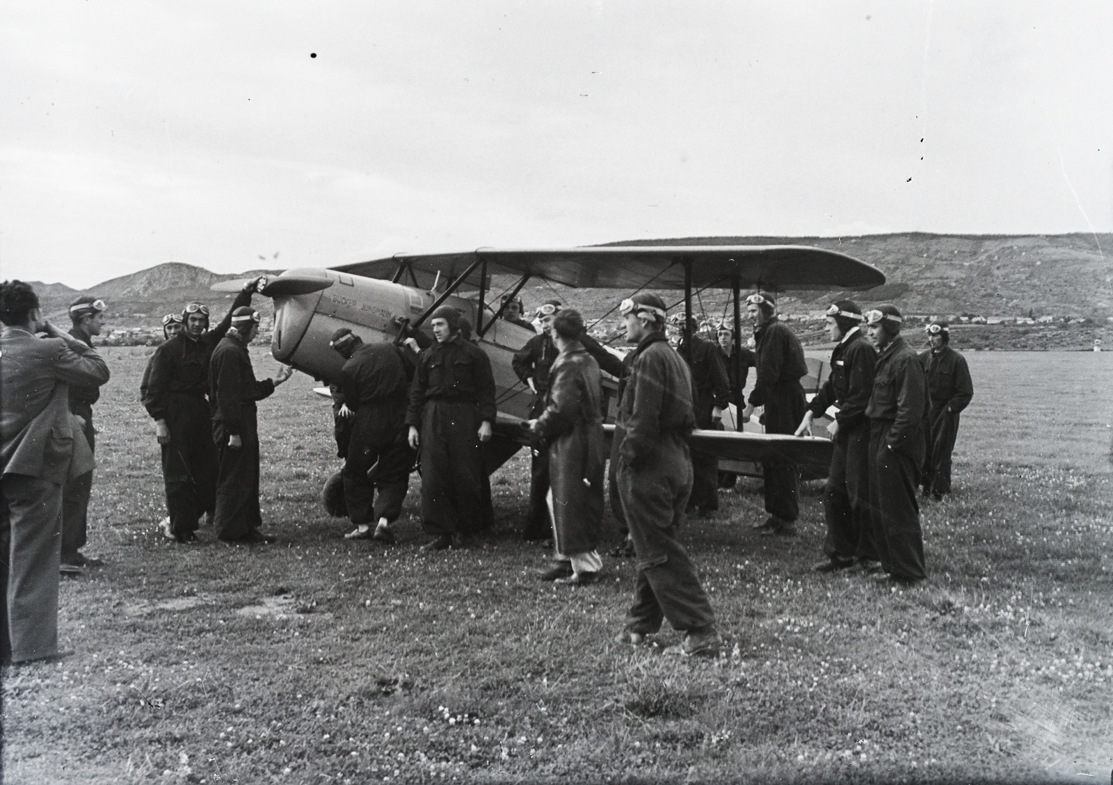 Hungary, Budaörs Airport, Budapest XI., a Horthy Miklós Nemzeti Repülő Alap kiképző kerete iskolarepülőgépükkel, Bücker Bü 131 "Jungmann" repülőgép. Leltári jelzet: 1366, 1940, Magyar Műszaki és Közlekedési Múzeum / Archívum / Negatívtár / Magyar Nemzeti Múzeum Történeti Képcsarnok gyűjteménye, pilot, airplane, airport, Bücker-brand, Budapest, Fortepan #132668