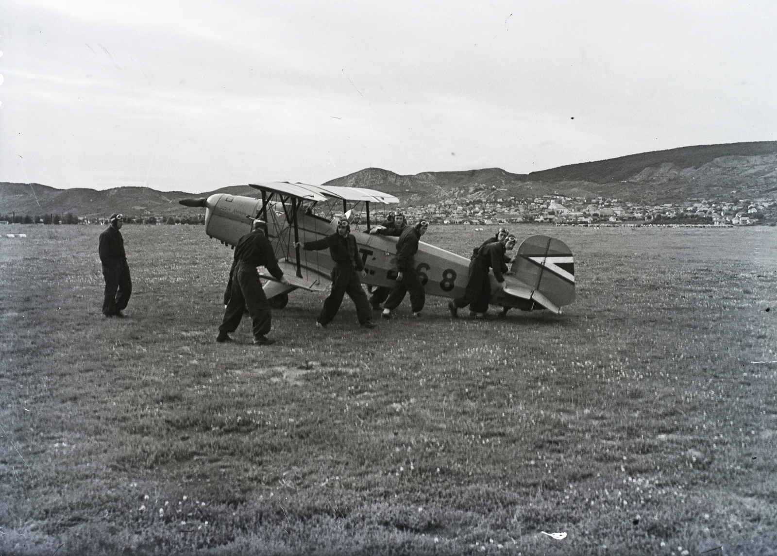 Hungary, Budaörs Airport, Budapest XI., a Horthy Miklós Nemzeti Repülő Alap kiképző kerete iskolarepülőgépükkel, Bücker Bü 131 "Jungmann" repülőgép. Leltári jelzet: 1367, 1943, Magyar Műszaki és Közlekedési Múzeum / Archívum / Negatívtár / Magyar Nemzeti Múzeum Történeti Képcsarnok gyűjteménye, Budapest, Fortepan #132669