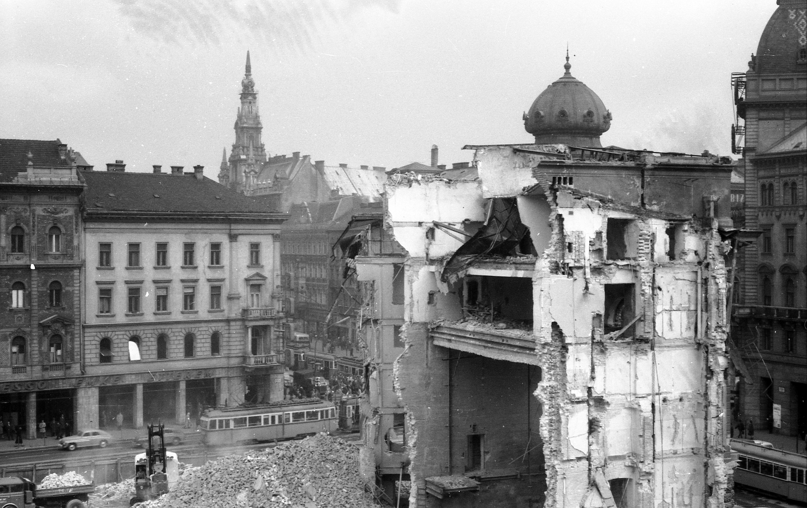 Magyarország, Budapest VIII., Blaha Lujza tér, a Nemzeti Színház bontása., 1965, Gesztesi Albert, színházművészet, magyar gyártmány, nemzeti színház, épületbontás, villamos, Ganz-márka, Ganz UV, Budapest, Fortepan #13267