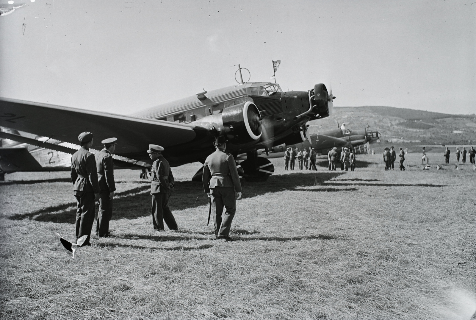 Hungary, Budaörs Airport, Budapest XI., Junkers Ju-52 és He-111 típusú repülőgépek. A felvétel a repülőtér megnyitó ünnepségén készült. Leltári jelzet: 1371, 1937, Magyar Műszaki és Közlekedési Múzeum / Archívum / Negatívtár / Magyar Nemzeti Múzeum Történeti Képcsarnok gyűjteménye, airplane, Junkers-brand, soldier, airport, airs how, Budapest, Fortepan #132673