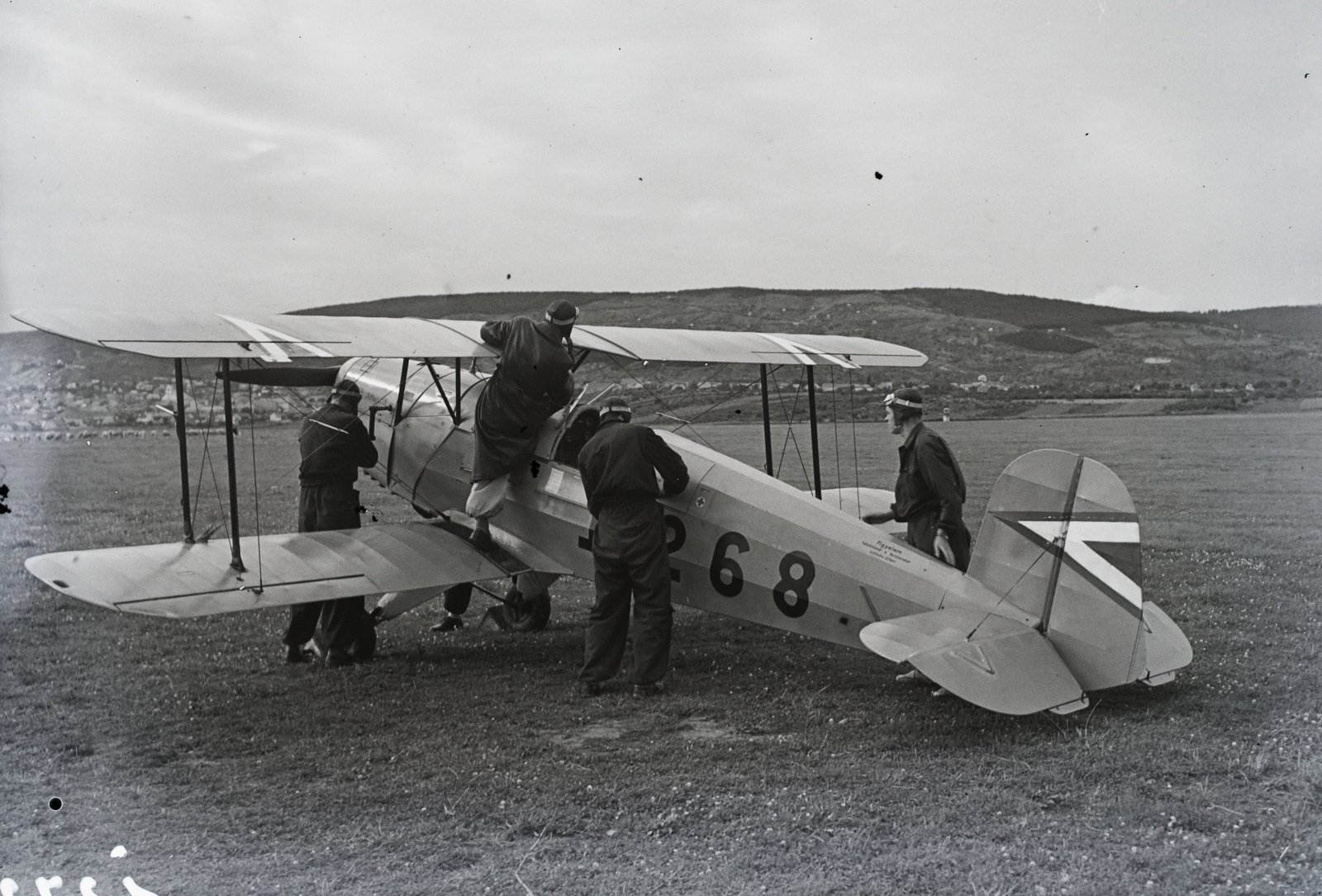 Hungary, Budaörs Airport, Budapest XI., a Nemzeti Repülő Alap kiképző keretének iskolarepülőgépe, Bücker Bü 131 "Jungmann" repülőgép. Leltári jelzet: 1372, 1943, Magyar Műszaki és Közlekedési Múzeum / Archívum / Negatívtár / Magyar Nemzeti Múzeum Történeti Képcsarnok gyűjteménye, airplane, airport, Bücker-brand, Budapest, Fortepan #132674