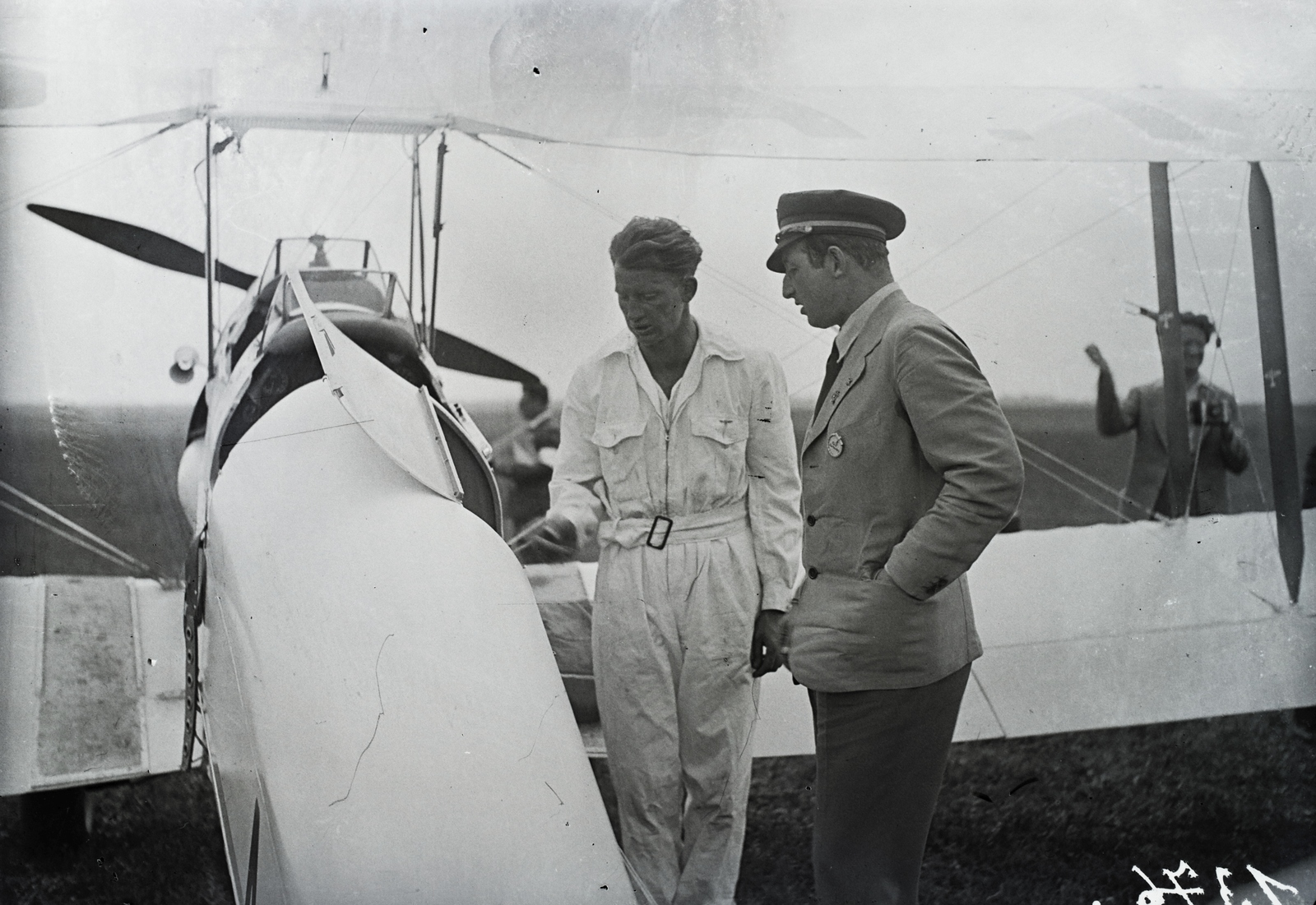 Hungary, Budaörs Airport, Budapest XI., Pilóta Piknik résztvevői, osztrák sportrepülők Moth típusú sportrepülőgépükkel. Leltári jelzet: 1376, 1938, Magyar Műszaki és Közlekedési Múzeum / Archívum / Negatívtár / Magyar Nemzeti Múzeum Történeti Képcsarnok gyűjteménye, airplane, De Havilland-brand, Budapest, biplane, Fortepan #132677