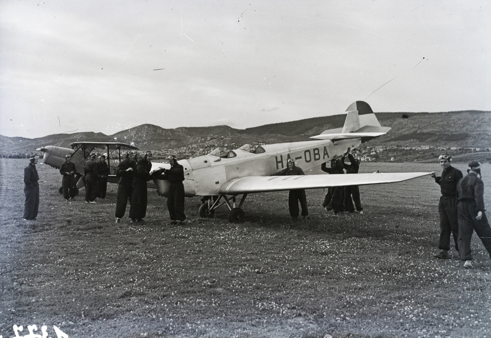 Hungary, Budaörs Airport, Budapest XI., a Horthy Miklós Nemzeti Repülő Alap kiképző kerete egy Klemm L 25 típusú repülőgéppel, háttérben egy Bücker Bü 131 "Jungmann" repülőgép. Leltári jelzet: 1377, 1943, Magyar Műszaki és Közlekedési Múzeum / Archívum / Negatívtár / Magyar Nemzeti Múzeum Történeti Képcsarnok gyűjteménye, pilot, airplane, airport, Bücker-brand, Budapest, registration mark, Fortepan #132678