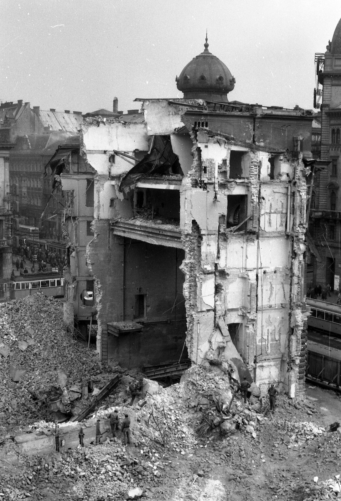 Magyarország, Budapest VIII., Blaha Lujza tér, a Nemzeti Színház bontása., 1965, Gesztesi Albert, színházművészet, nemzeti színház, épületbontás, Budapest, Fortepan #13268