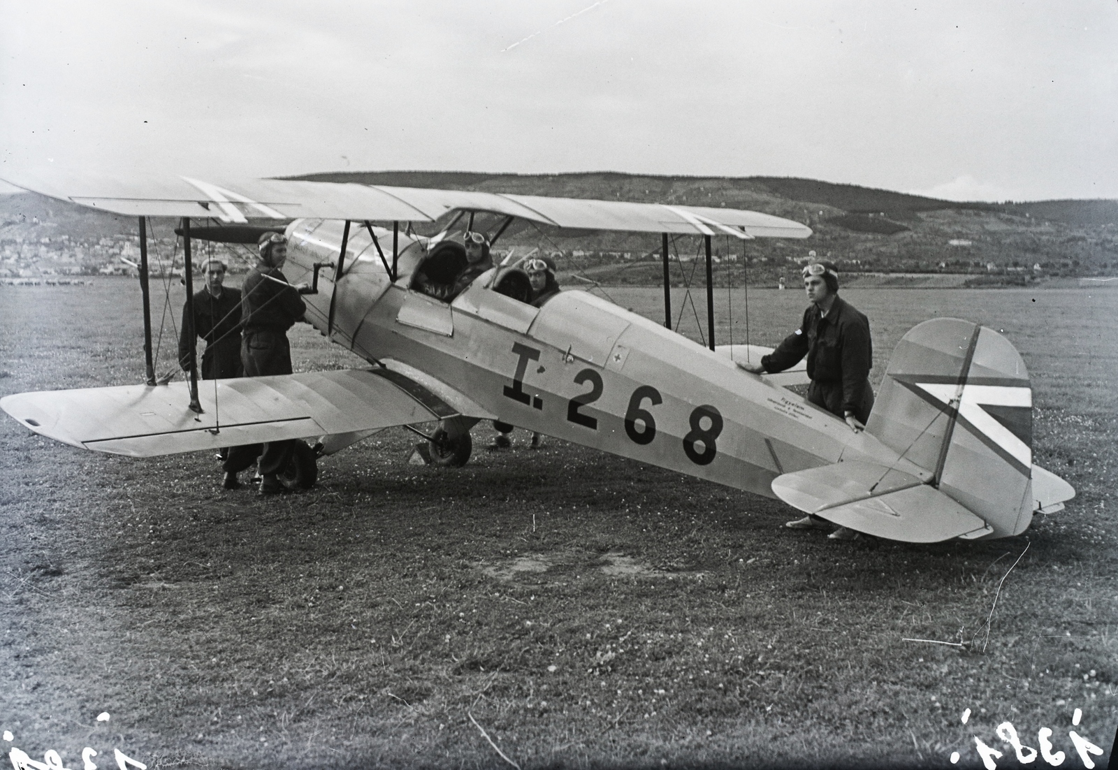 Hungary, Budaörs Airport, Budapest XI., a Horthy Miklós Nemzeti Repülő Alap kiképző keretének iskolarepülőgépe, Bücker Bü 131 "Jungmann" repülőgép. Leltári jelzet: 1381, 1943, Magyar Műszaki és Közlekedési Múzeum / Archívum / Negatívtár / Magyar Nemzeti Múzeum Történeti Képcsarnok gyűjteménye, pilot, airplane, airport, Bücker-brand, Budapest, Fortepan #132682