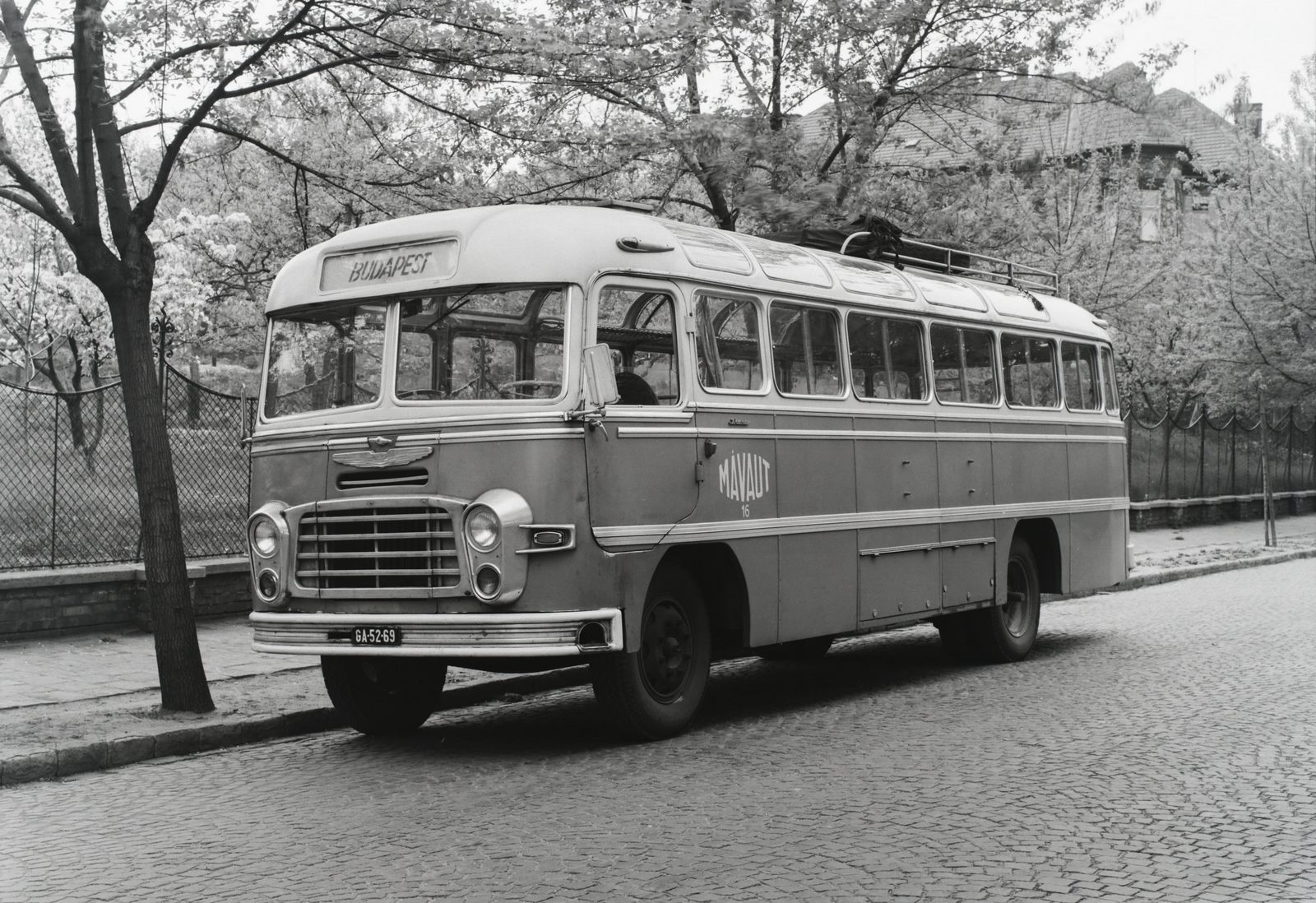 »Ikarus - Mávaut busz G.A. 52-69 rendszámmal.« Leltári jelzet: 1396, 1960, Magyar Műszaki és Közlekedési Múzeum / Archívum / Negatívtár, MÁVAUT-organisation, Fortepan #132687