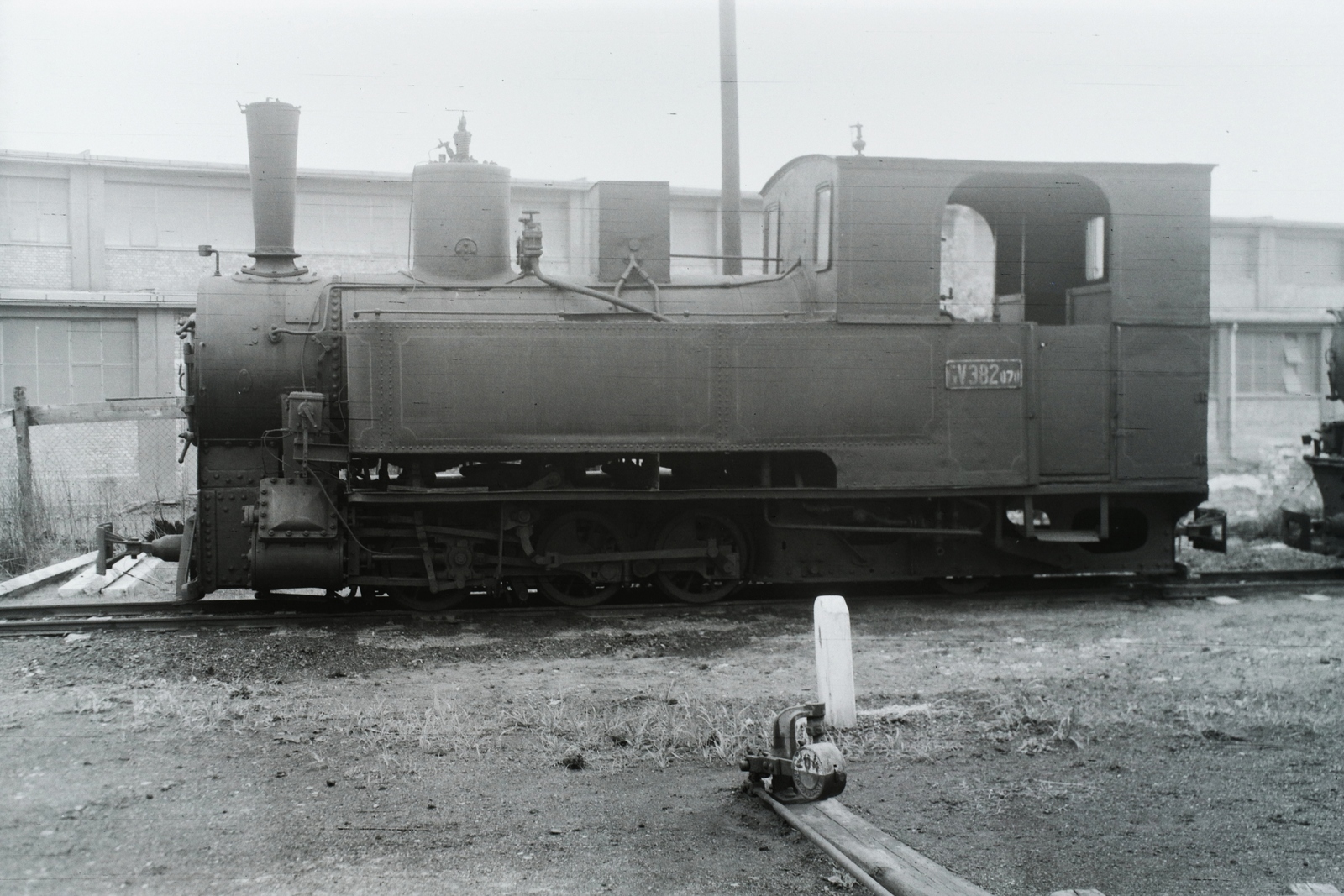 Hungary, Oroszlány, a Gazdasági Vasút 382070 számú keskenynyomtávú szertartályos mozdonya. Leltári jelzet: 1412, 1962, Magyar Műszaki és Közlekedési Múzeum / Archívum / Negatívtár, steam locomotive, narrow-gauge railway, Fortepan #132692