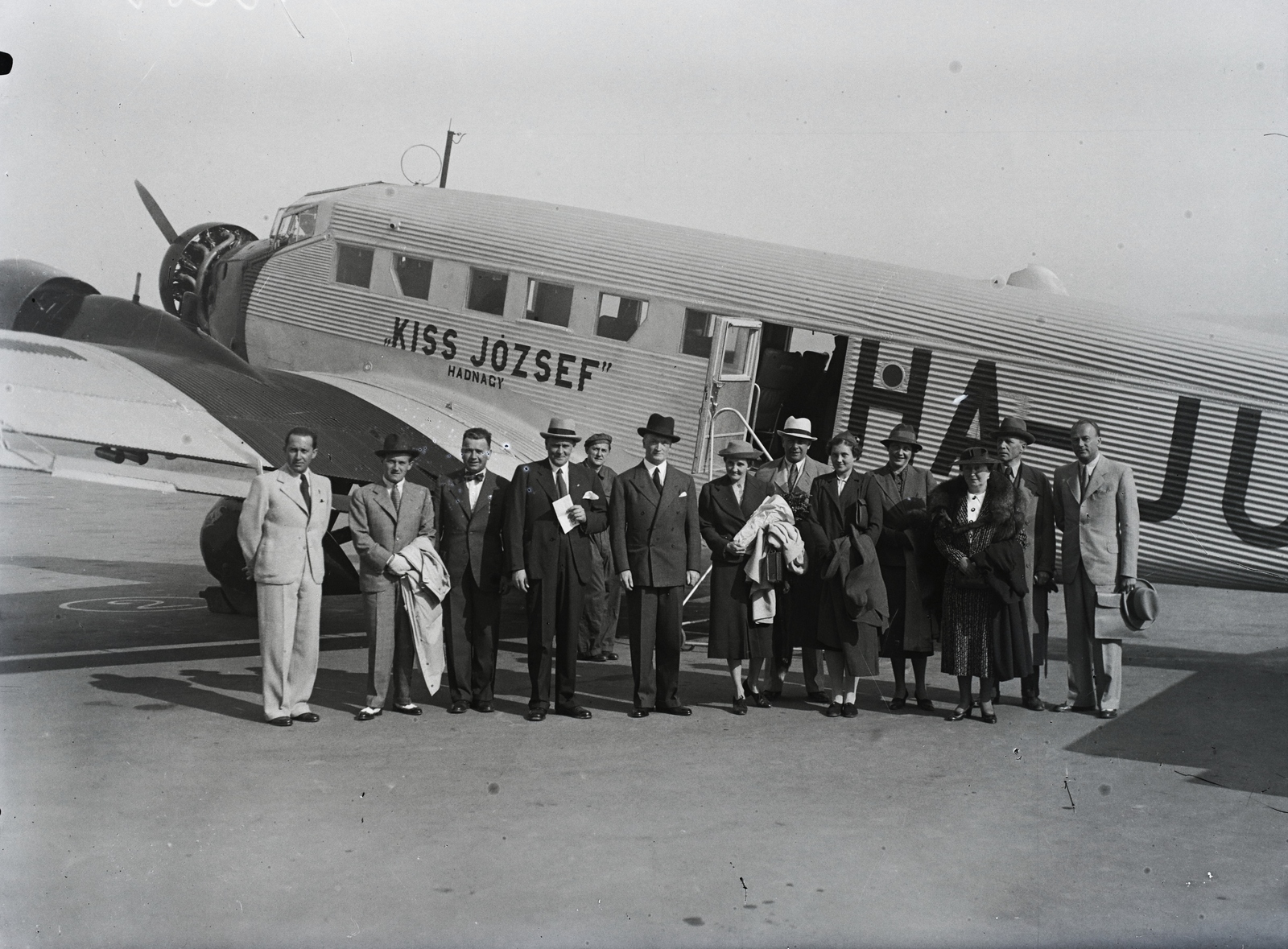 Hungary, »A Magyar Légiforgalmi Rt német Junkers Ju52 repülőgép Budaörsön. Kalap nélkül Csisery Gyula alezredes, reptér parancsnok.« Leltári jelzet: 1554, 1939, Magyar Műszaki és Közlekedési Múzeum / Archívum / Negatívtár / Magyar Nemzeti Múzeum Történeti Képcsarnok gyűjteménye, airplane, Junkers-brand, Fortepan #132696