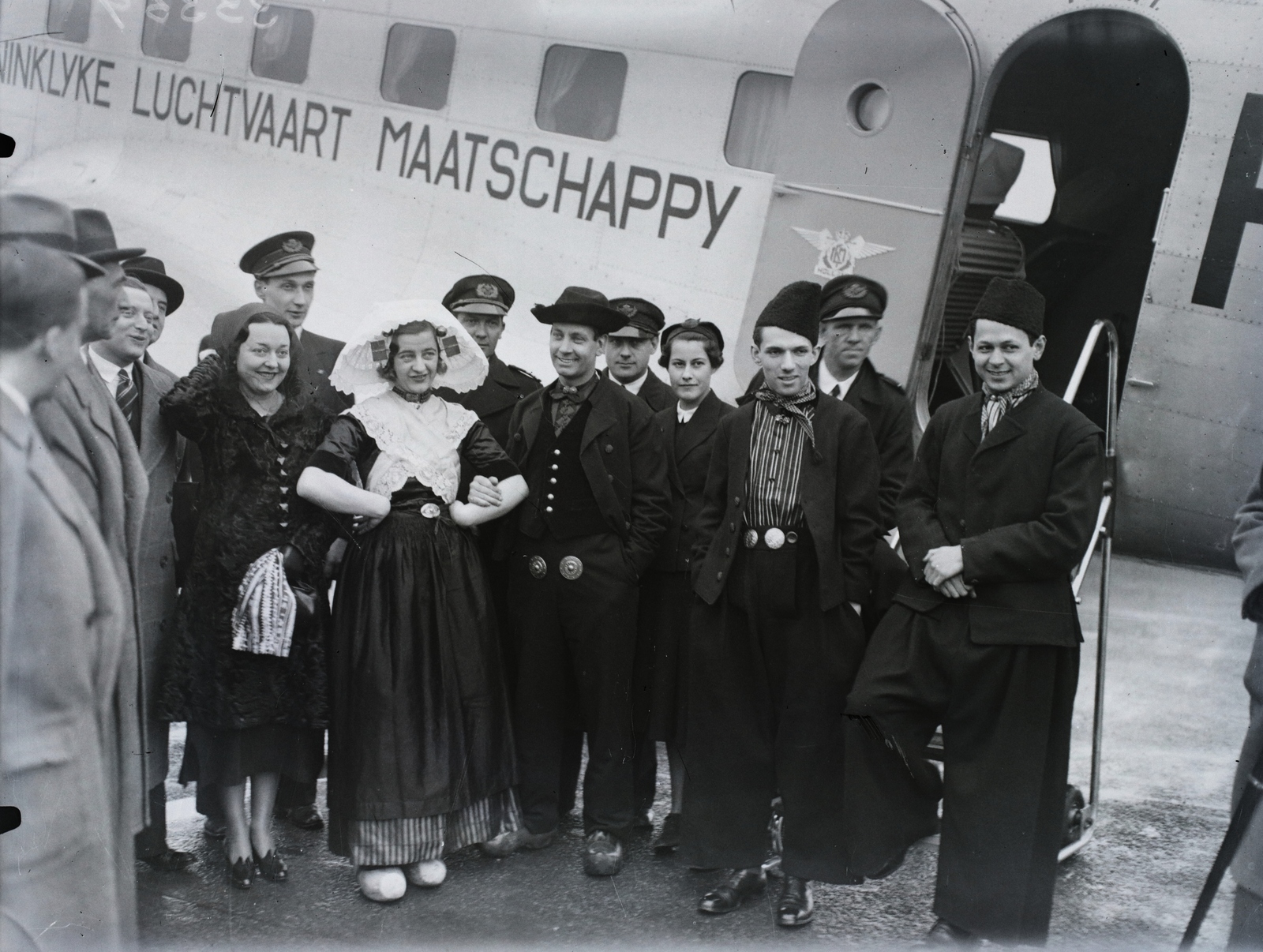 Magyarország, Mátyásföldi repülőtér, Budapest XVI., Holland népi együttes a KLM holland királyi légitársaság indiai járatának Douglas DC-2- 115 E típusú utasszállító repülőgépe előtt. Leltári jelzet: 1556, 1935, Magyar Műszaki és Közlekedési Múzeum / Archívum / Negatívtár / Magyar Nemzeti Múzeum Történeti Képcsarnok gyűjteménye, repülőgép, KLM légitársaság, Douglas DC-2, Budapest, Douglas-márka, Fortepan #132698