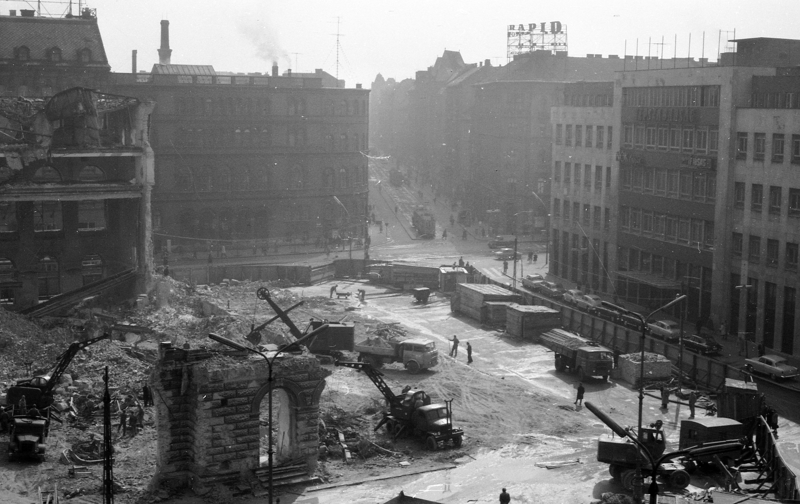 Magyarország, Budapest VIII., Blaha Lujza tér, a Nemzeti Színház bontása., 1965, Gesztesi Albert, színházművészet, nemzeti színház, épületbontás, Budapest, Fortepan #13270