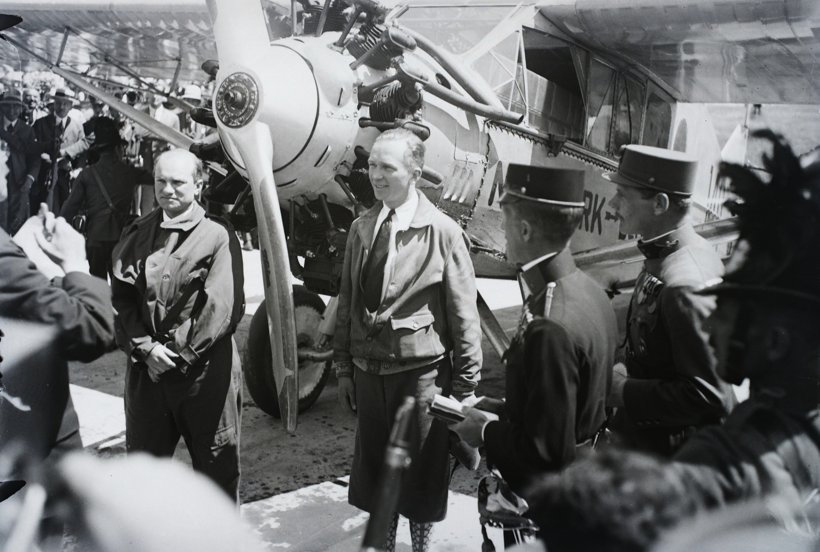 Magyarország, Mátyásföldi repülőtér, Budapest XVI., Chamberlin és Levine óceánrepülők Wright-Bellanca típusú repülőgépük előtt 1927. június 22-én. Leltári jelzet: 1558, 1927, Magyar Műszaki és Közlekedési Múzeum / Archívum / Negatívtár / Magyar Nemzeti Múzeum Történeti Képcsarnok gyűjteménye, repülőgép, csendőr, légcsavar, magyar katona, Budapest, Wright-Bellanca-márka, Wright-Bellanca WB-2, Fortepan #132700