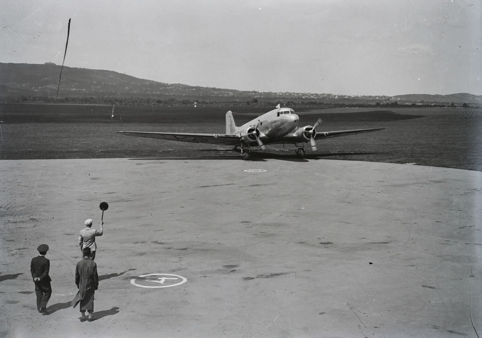 Hungary, Budaörs Airport, Budapest XI., a román légiforgalmi vállalat Douglas DC-3 típusú utasszállító repülőgépe. Leltári jelzet: 1559, 1939, Magyar Műszaki és Közlekedési Múzeum / Archívum / Negatívtár / Magyar Nemzeti Múzeum Történeti Képcsarnok gyűjteménye, airplane, airport, Budapest, Douglas-brand, Fortepan #132701