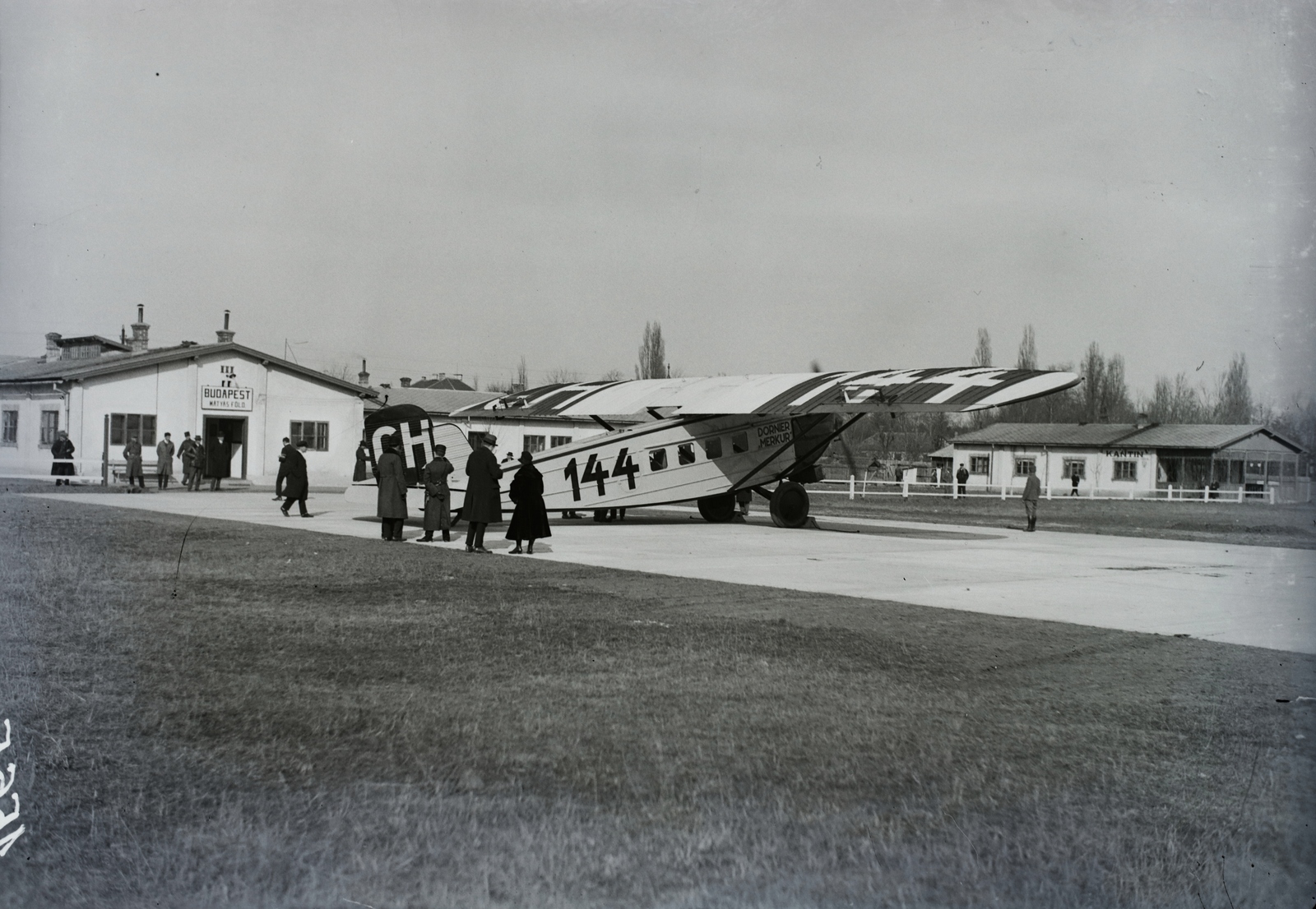 Magyarország, Mátyásföldi repülőtér, Budapest XVI., a svájci légiforgalmi vállalat (Swissair) Dornier Merkur típusú utasszállító repülőgépe. Leltári jelzet: 1565, 1927, Magyar Műszaki és Közlekedési Múzeum / Archívum / Negatívtár / Magyar Nemzeti Múzeum Történeti Képcsarnok gyűjteménye, repülőgép, Swissair légitársaság, Dornier-márka, Budapest, Dornier B Bal Merkur, Fortepan #132706