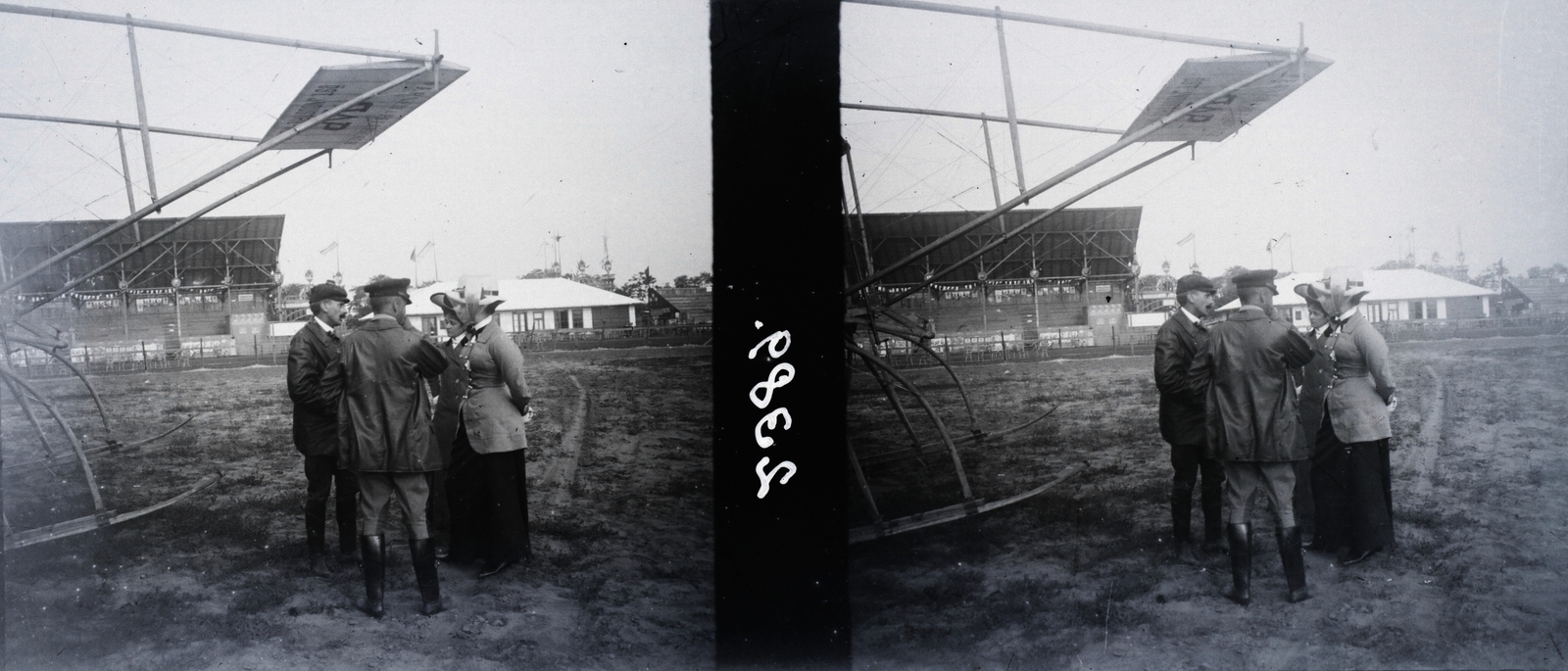 Magyarország, Budapest X., Rákosmező, Budapesti Nemzetközi Repülőverseny 1910. június 5-17. között. A Farman típusú repülőgép mögött balra a háttérben a Fehér út melletti nagy tribün látható. Leltári jelzet: 2389, 1910, Magyar Műszaki és Közlekedési Múzeum / Archívum / Negatívtár / Magyar Nemzeti Múzeum Történeti Képcsarnok gyűjteménye, sztereófotó, Budapest, Fortepan #132724
