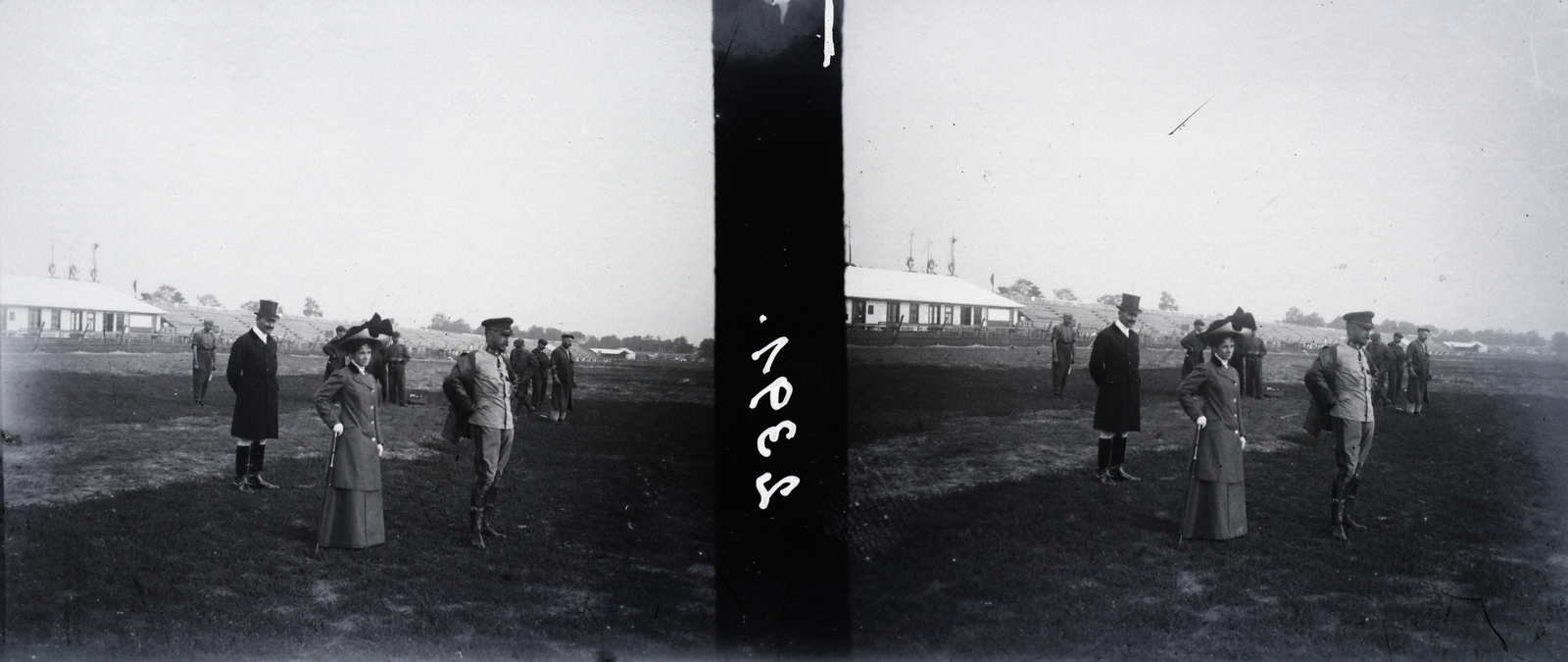 Magyarország, Budapest X., Rákosmező, Budapesti Nemzetközi Repülőverseny 1910. június 5-17. között. Háttérben a Fehér út melletti nagy tribün látható. Leltári jelzet: 2391, 1910, Magyar Műszaki és Közlekedési Múzeum / Archívum / Negatívtár / Magyar Nemzeti Múzeum Történeti Képcsarnok gyűjteménye, cilinder, sztereófotó, hátratett kéz, csípőre tett kéz, Budapest, Fortepan #132726