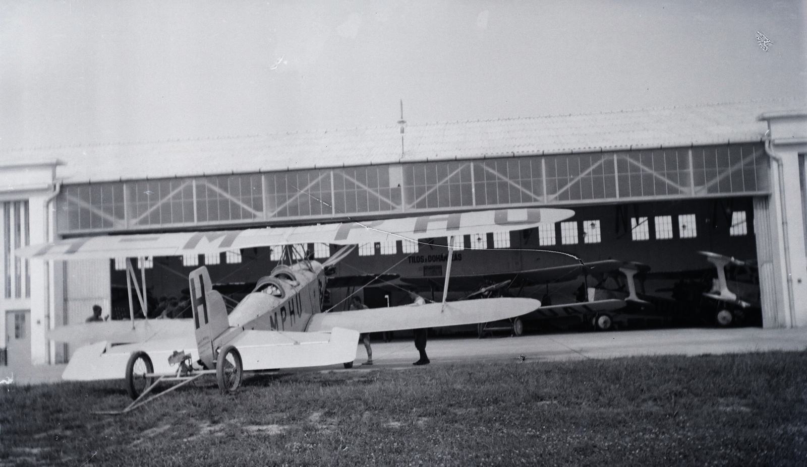 Hungary, Mátyásföld Airport, Budapest XVI., előtérben egy Heinkel HD-22 típusú repülőgép, a hangárban Udet U 12a és b típusú iskola repülőgépek táthatók. Leltári jelzet: 2832, 1929, Magyar Műszaki és Közlekedési Múzeum / Archívum / Negatívtár / özv Szintai Józsefné gyűjteménye, airplane, Heinkel-brand, biplane, Budapest, Fortepan #132727