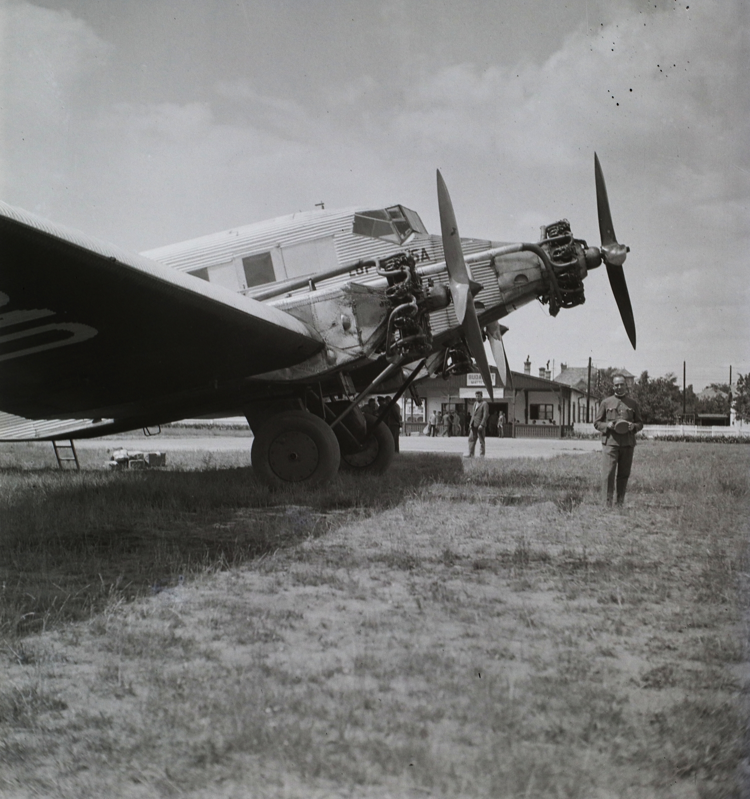 Magyarország, Mátyásföldi repülőtér, Budapest XVI., Lufthansa légitársaság Junkers Ju 52 típusú utasszállító repülőgépe. Háttérben a forgalmi épület. Leltári jelzet: 2849, 1935, Magyar Műszaki és Közlekedési Múzeum / Archívum / Negatívtár / özv Szintai Józsefné gyűjteménye, repülőgép, Lufthansa légitársaság, Junkers-márka, Junkers Ju 52, Budapest, Fortepan #132743