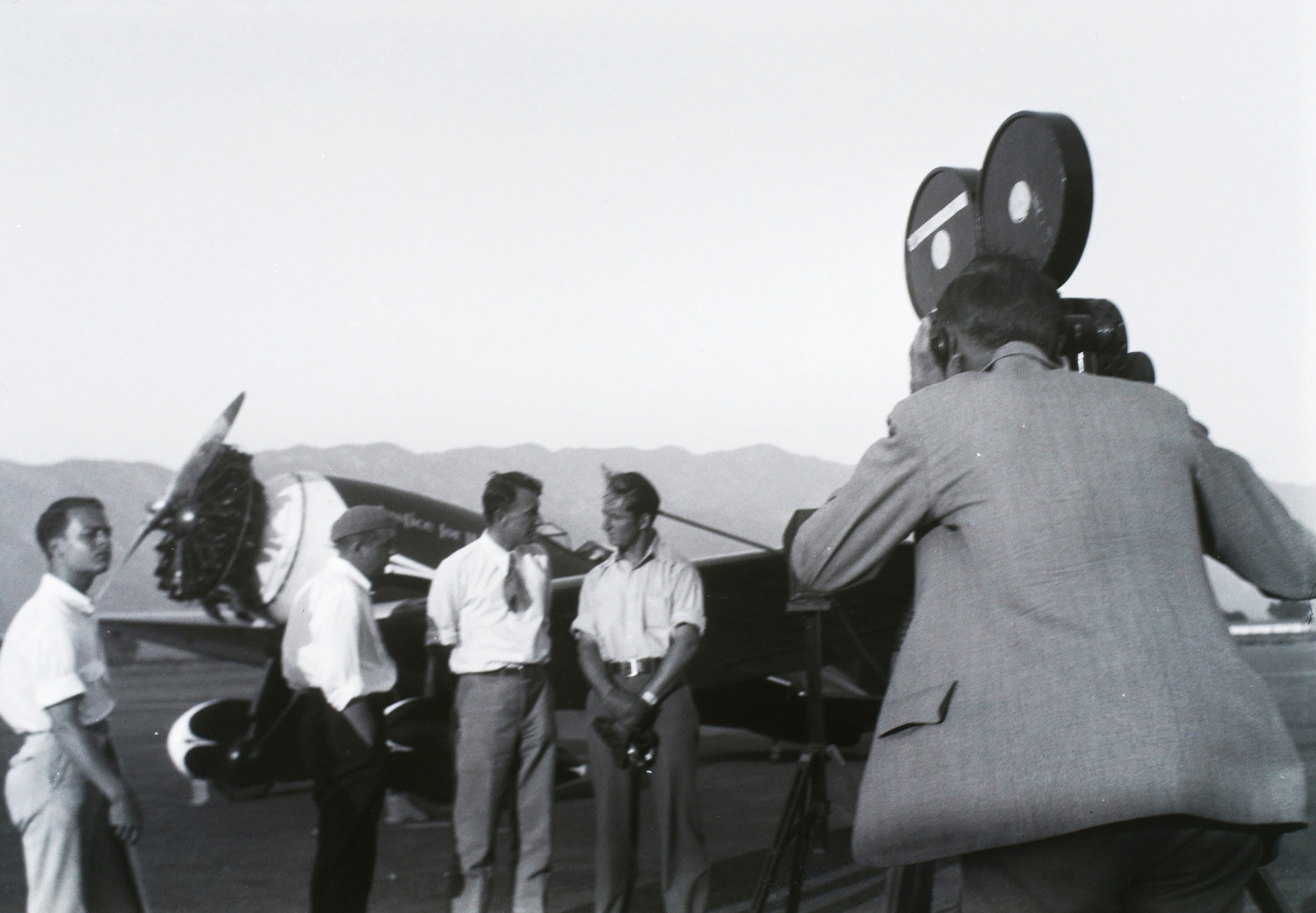 USA, Burbank, United Airport (később Hollywood Burbank Airport), a "Justice for Hungary" névre keresztelt Lockheed Sirius repülőgép. Szemben sapkával a fején az Atlanti-óceán átrepülésére készülő Endresz György pilóta, középen Magyar Sándor navigátor jobbra a Lockheed gyár pilótája. Leltári jelzet: 16763, 1931, Magyar Műszaki és Közlekedési Múzeum / Archívum / Negatívtár / Czapáry Jenőné gyűjteménye, movie camera, airplane, Fortepan #132748
