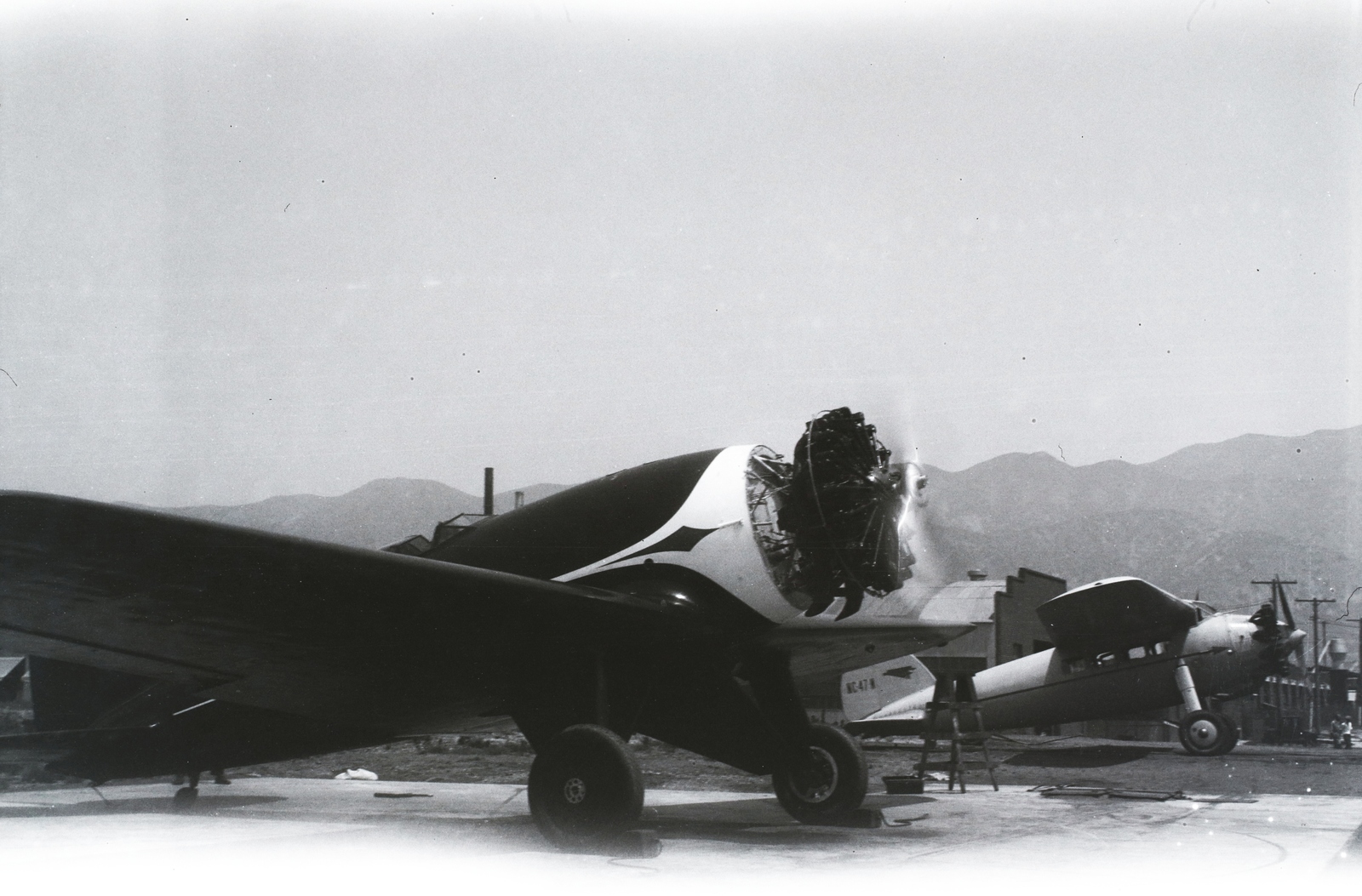 »Filmfelvétel a "Justice for Hungary"-ról. Háttérben egy Lockheed "Vega".« Leltári jelzet: 16765, 1931, Magyar Műszaki és Közlekedési Múzeum / Archívum / Negatívtár / Czapáry Jenőné gyűjteménye, repülőgép, Fortepan #132750