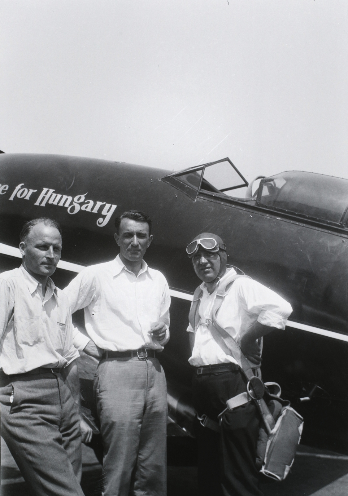 Amerikai Egyesült Államok, Burbank, United Airport (később Hollywood Burbank Airport), a "Justice for Hungary" névre keresztelt Lockheed Sirius repülőgép. Balra Headel berepülő pilóta, középen az Atlanti-óceán átrepülésére készülő Magyar Sándor navigátor és jobbra Endresz György pilóta. Leltári jelzet: 16766, 1931, Magyar Műszaki és Közlekedési Múzeum / Archívum / Negatívtár / Czapáry Jenőné gyűjteménye, repülőgép, Fortepan #132751