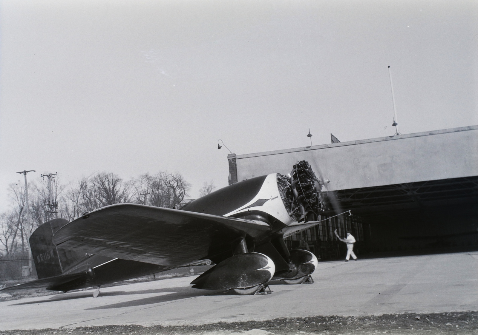 Amerikai Egyesült Államok, Michigan állam, Detroit, Ford repülőtér, a "Justice for Hungary" névre keresztelt Lockheed Sirius repülőgép. Endresz György pilóta és Magyar Sándor navigátor repülőgépe az Atlanti-óceán átrepülése előtti próbarepülésre előkészítve. Leltári jelzet: 16786, 1931, Magyar Műszaki és Közlekedési Múzeum / Archívum / Negatívtár / Czapáry Jenőné gyűjteménye, repülőgép, Fortepan #132761