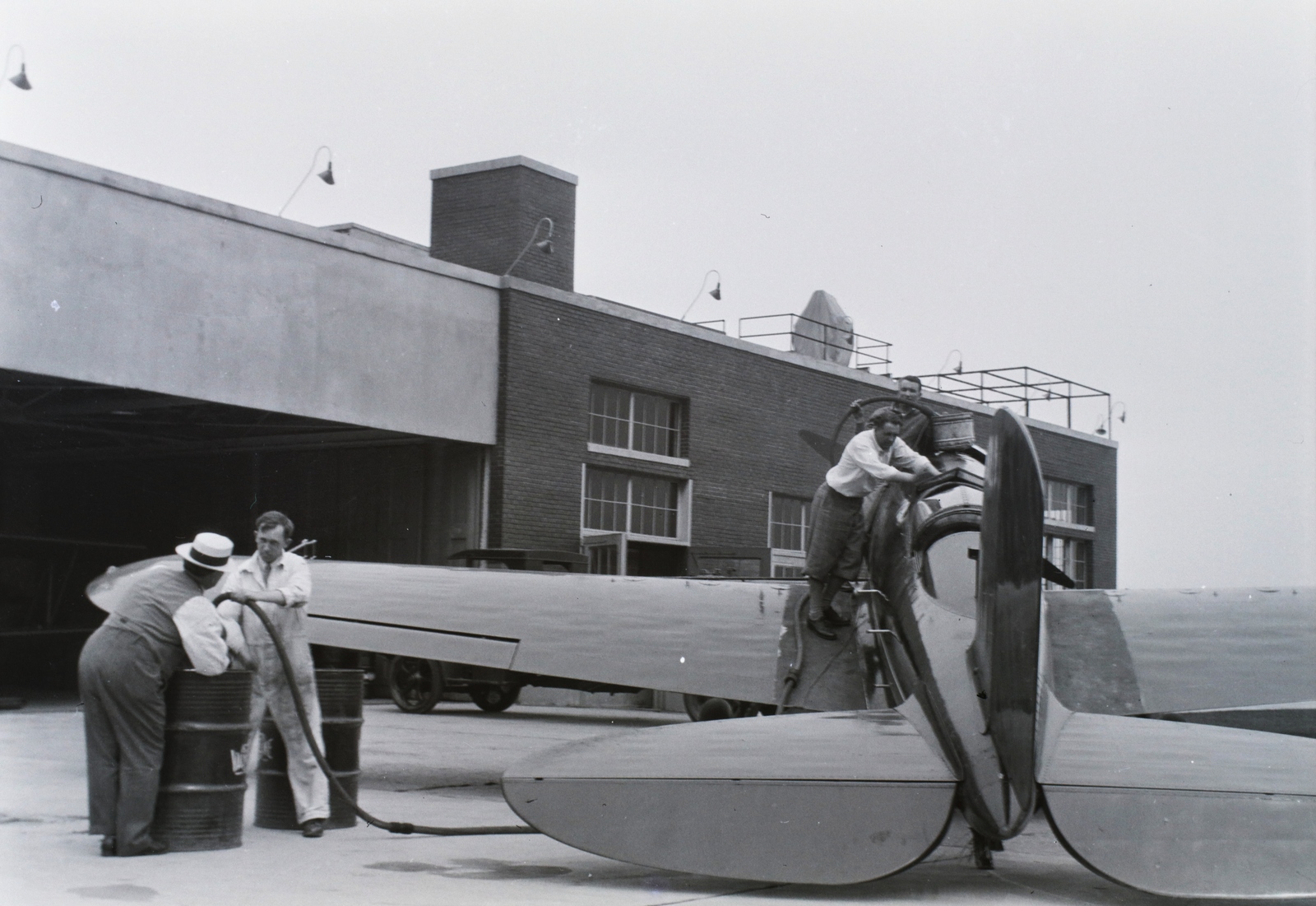 »Lockheed "Sirius" feltöltése.« Leltári jelzet: 16790, 1931, Magyar Műszaki és Közlekedési Múzeum / Archívum / Negatívtár / Czapáry Jenőné gyűjteménye, repülőgép, Fortepan #132763