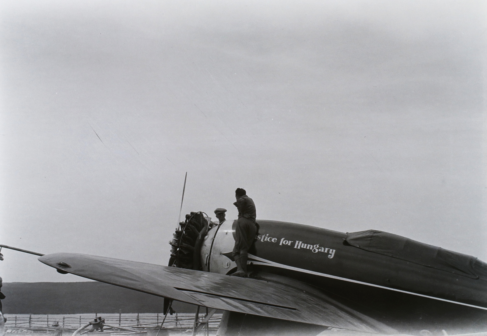 Kanada,Új-Fundland, Harbour Grace, "Justice for Hungary" névre keresztelt Lockheed Sirius repülőgép. Endresz György pilóta és Magyar Sándor navigátor repülőgépe az Atlanti-óceán átrepülése előtt. A szárnyon Bánhidi Antal gépészmérnök, repülőgép tervező áll. Leltári jelzet: 16799, 1931, Magyar Műszaki és Közlekedési Múzeum / Archívum / Negatívtár / Czapáry Jenőné gyűjteménye, repülőgép, Fortepan #132770