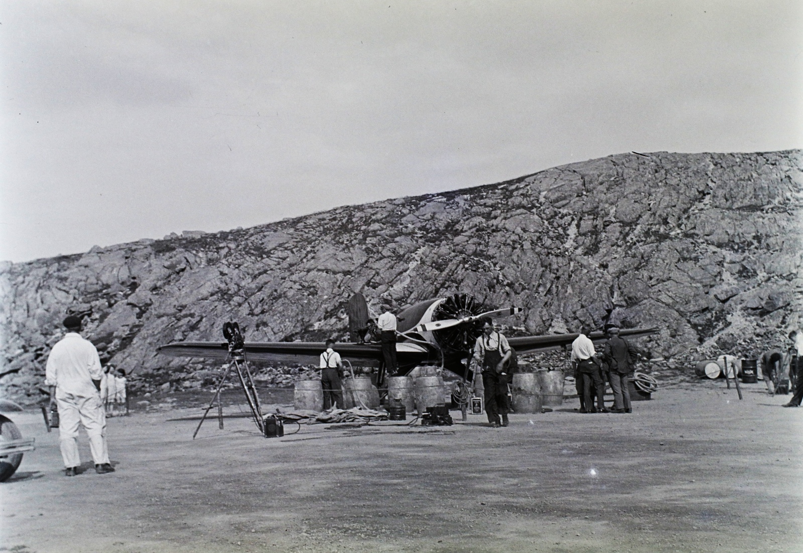 Canada, Harbour Grace, "Justice for Hungary" névre keresztelt Lockheed Sirius repülőgép. Endresz György pilóta és Magyar Sándor navigátor repülőgépének szerelése az Atlanti-óceán átrepülése előtt. Leltári jelzet: 16802, 1931, Magyar Műszaki és Közlekedési Múzeum / Archívum / Negatívtár / Czapáry Jenőné gyűjteménye, airplane, Fortepan #132772