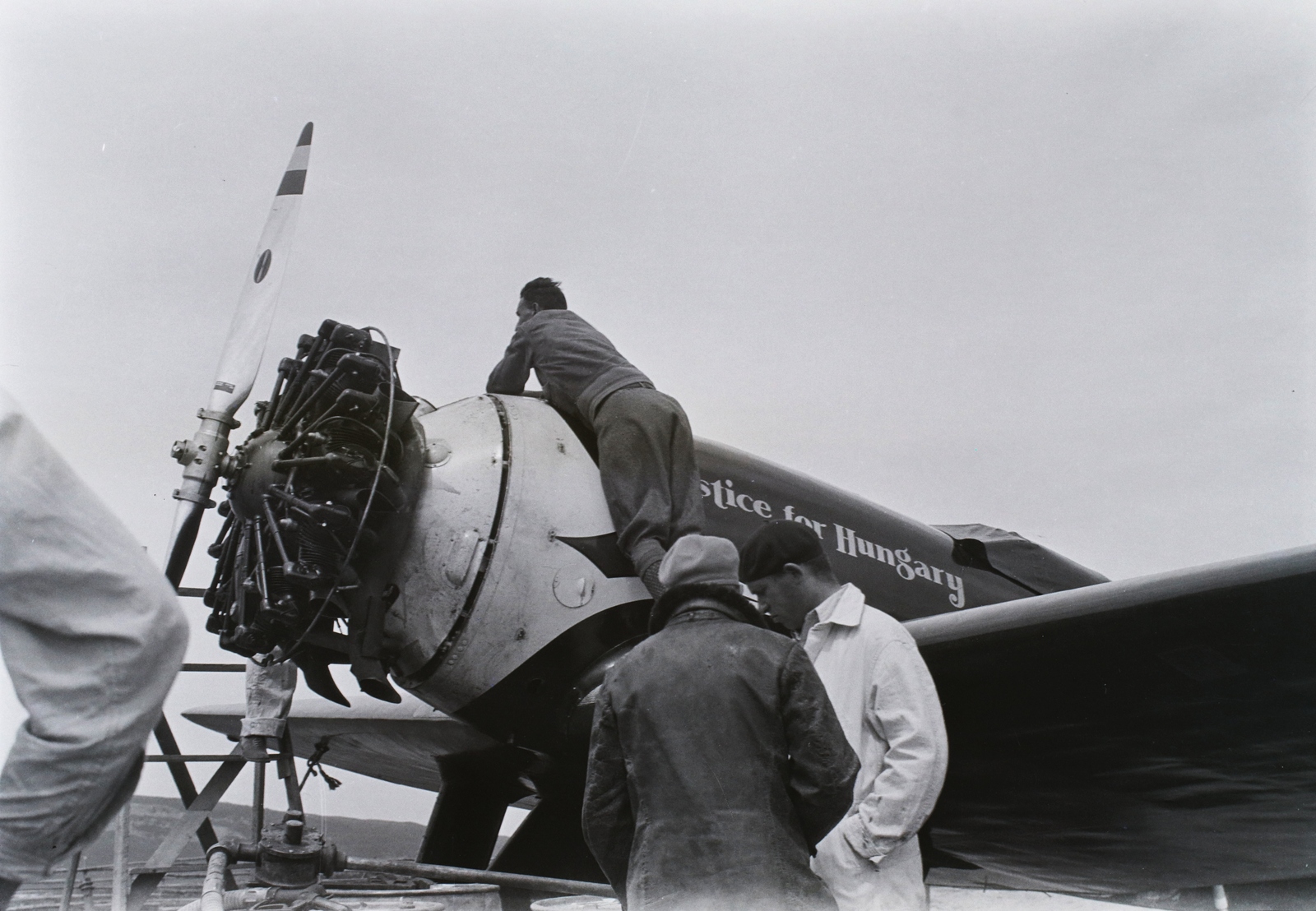 Kanada,Új-Fundland, Harbour Grace, "Justice for Hungary" névre keresztelt Lockheed Sirius repülőgép. Előtérbent Endresz György pilóta és Magyar Sándor navigátor az Atlanti-óceán átrepülése előtt. A szárnyon Bánhidi Antal gépészmérnök, repülőgép tervező áll. Leltári jelzet: 16807, 1931, Magyar Műszaki és Közlekedési Múzeum / Archívum / Negatívtár / Czapáry Jenőné gyűjteménye, repülőgép, Fortepan #132777