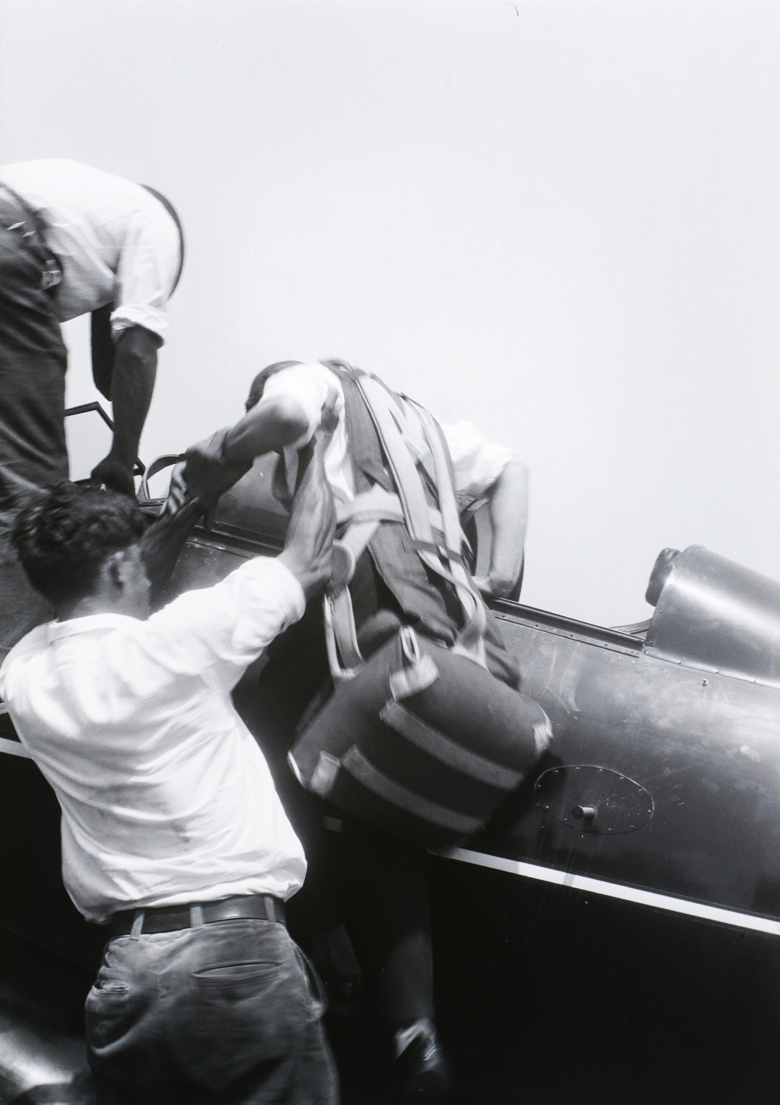 »Endresz beszáll a "Sirius"-ba.« Leltári jelzet: 16827, 1931, Magyar Műszaki és Közlekedési Múzeum / Archívum / Negatívtár / Czapáry Jenőné gyűjteménye, repülőgép, ejtőernyő, Fortepan #132792