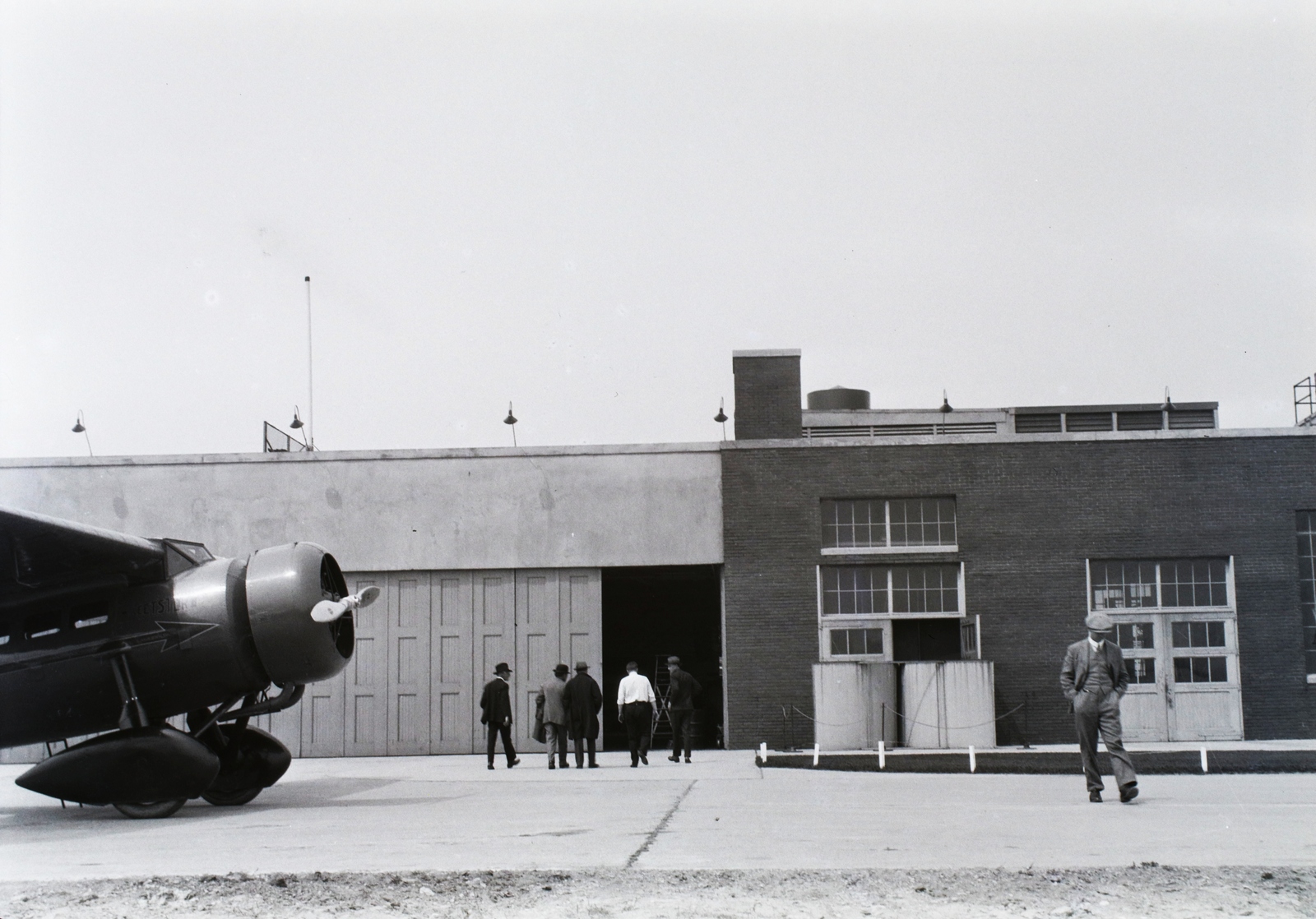»Ford repülőtér - előtérben egy Lockheed "Sped-Vega" túragép.« Leltári jelzet: 16828, 1931, Magyar Műszaki és Közlekedési Múzeum / Archívum / Negatívtár / Czapáry Jenőné gyűjteménye, repülőgép, Fortepan #132793