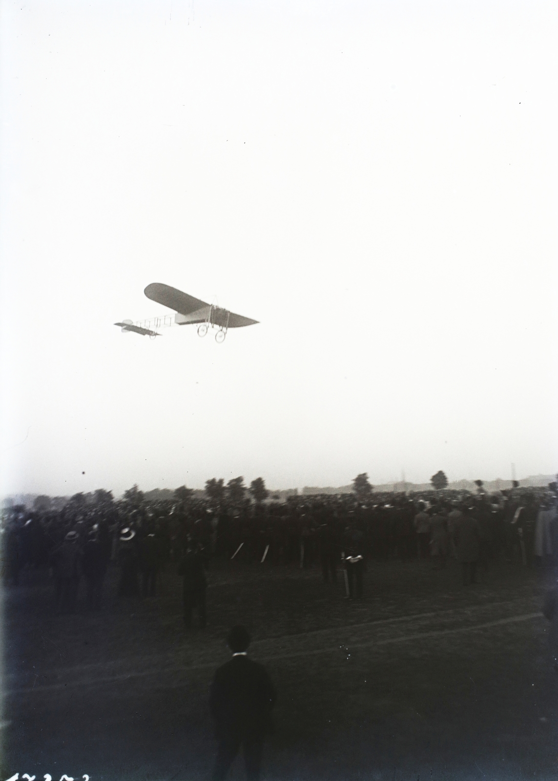 Hungary, Budapest X., Rákosmező, Budapesti Nemzetközi Repülőverseny, 1910. június 5-17. Blériot típusú repülőgép a fizető nézők egy csoportjával. Leltári jelzet: 17353, 1910, Magyar Műszaki és Közlekedési Múzeum / Archívum / Negatívtár / Tas Gyula gyűjteménye, airplane, Budapest, Fortepan #132821