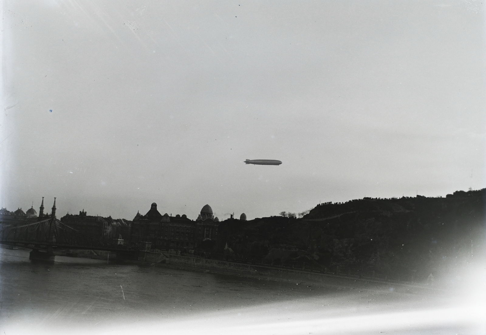 Hungary, Budapest V.,Budapest XI., a Graf Zeppelin léghajó Buda felett. A felvétel a Belgrád (Ferenc József) rakpart 17-ből készült a Szent Gellért tér irányába nézve. Leltári jelzet: 17676, 1931, Magyar Műszaki és Közlekedési Múzeum / Archívum / Negatívtár / Schauschek János gyűjteménye, Budapest, air-ship, Fortepan #132823