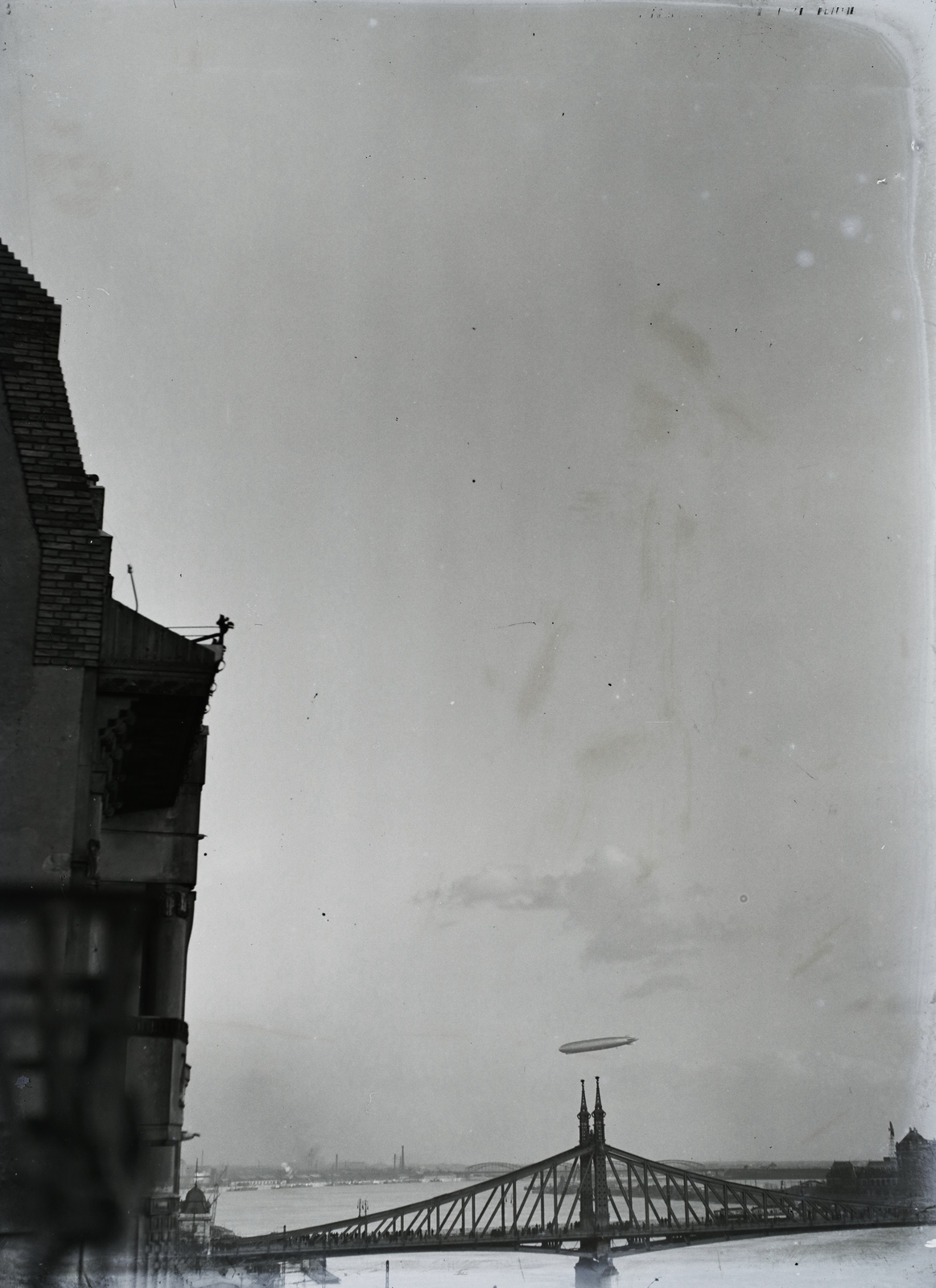 Magyarország, Budapest V., a Graf Zeppelin léghajó a Duna felett. A felvétel a Belgrád (Ferenc József) rakpart 17-ből készült a Szabadság (Ferenc József) híd felé nézve. Leltári jelzet: 17678, 1931, Magyar Műszaki és Közlekedési Múzeum / Archívum / Negatívtár / Schauschek János gyűjteménye, Budapest, léghajó, Fortepan #132825